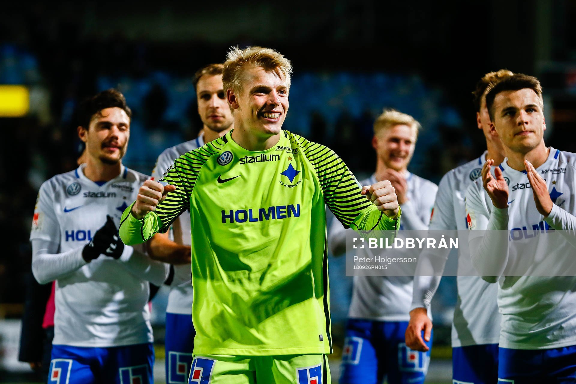 Norrköpings målvakt Isak Pettersson jublar