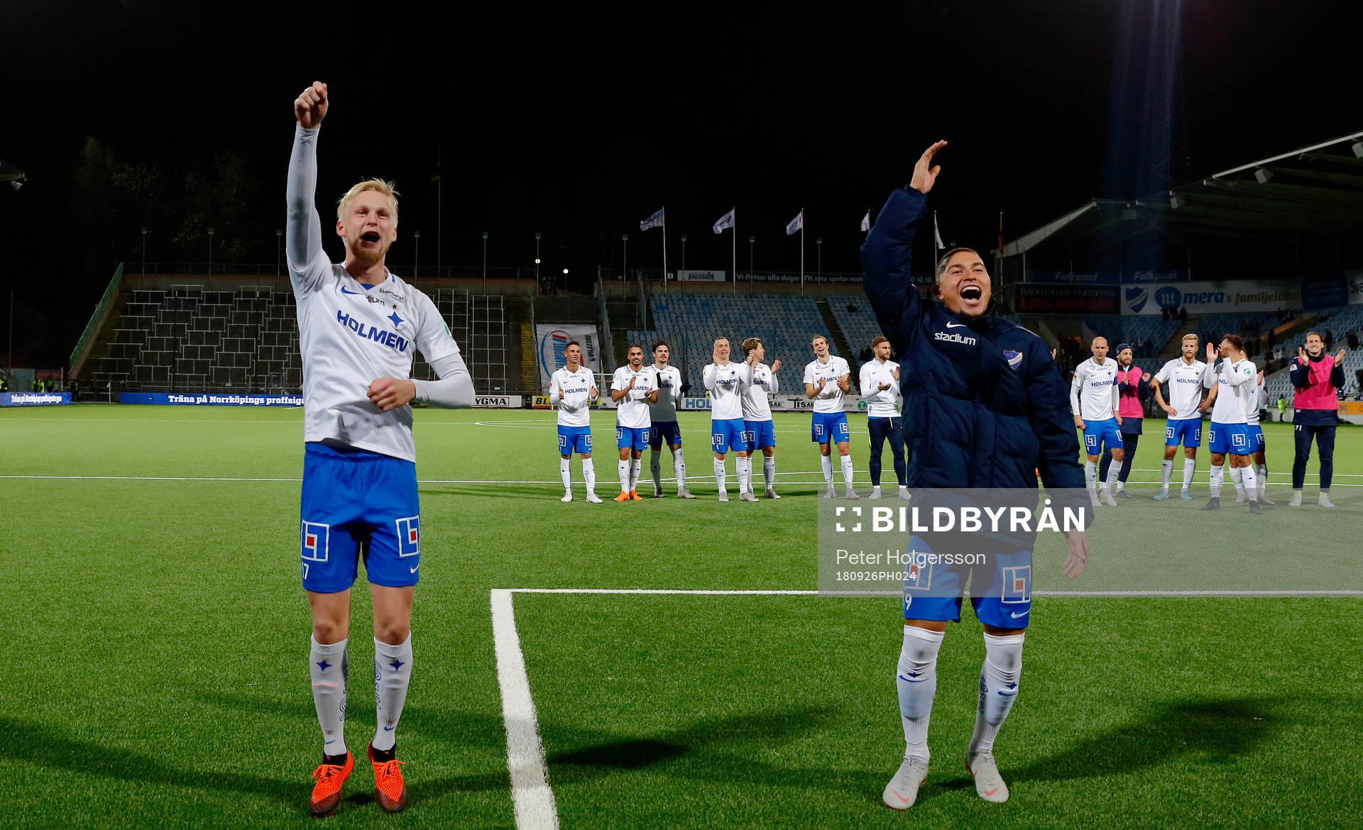 Norrköpings Kalle Holmberg och Jordan Larsson sjunger