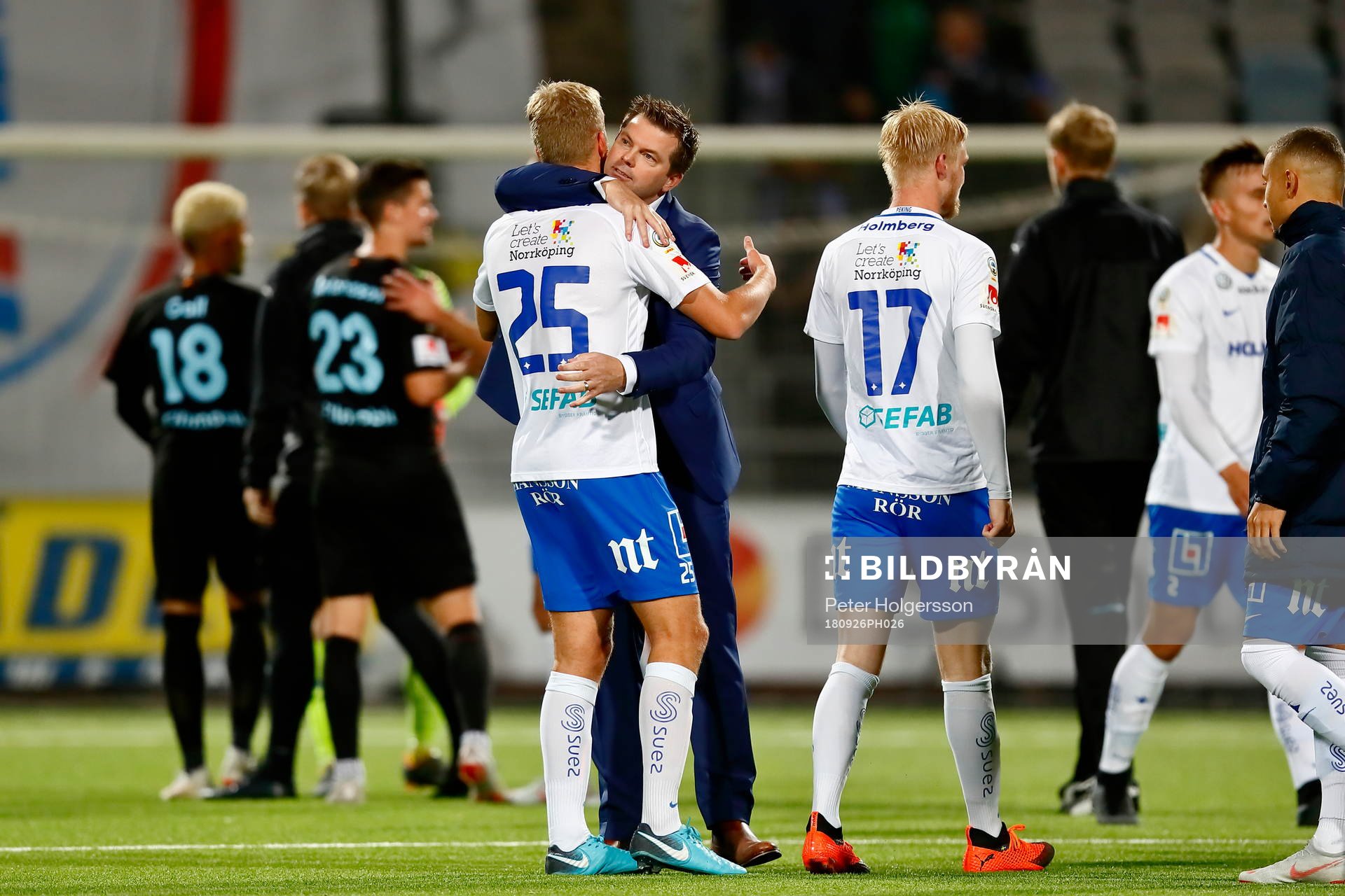 Norrköpings tränare Jens Gustafsson kramar målgörare Filip Dagerstål under fotbollsmatchen i Allsvenskan mellan Norrköping och Malmö den 26 september 2018 i Norrköping.