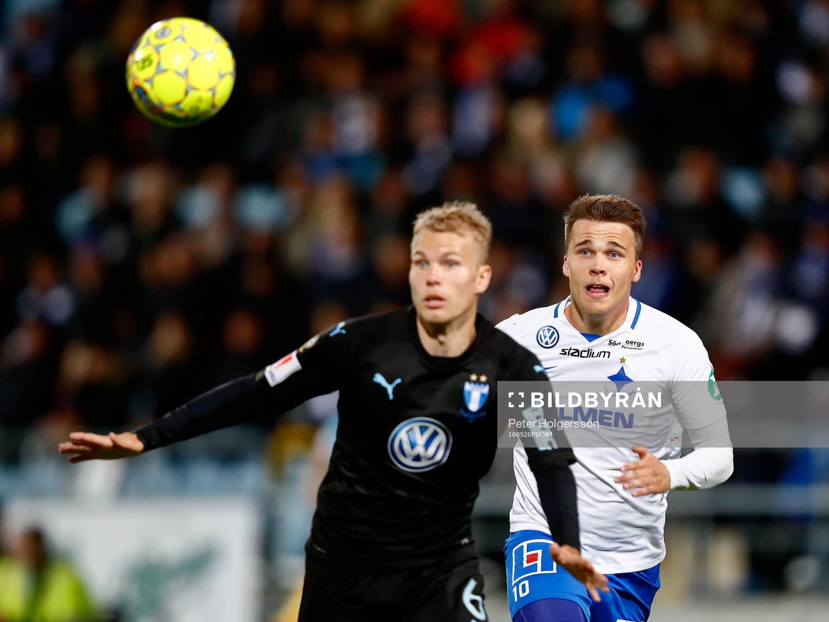 Norrköpings Simon Skrabb bakom Malmö FFs Oscar Lewicki