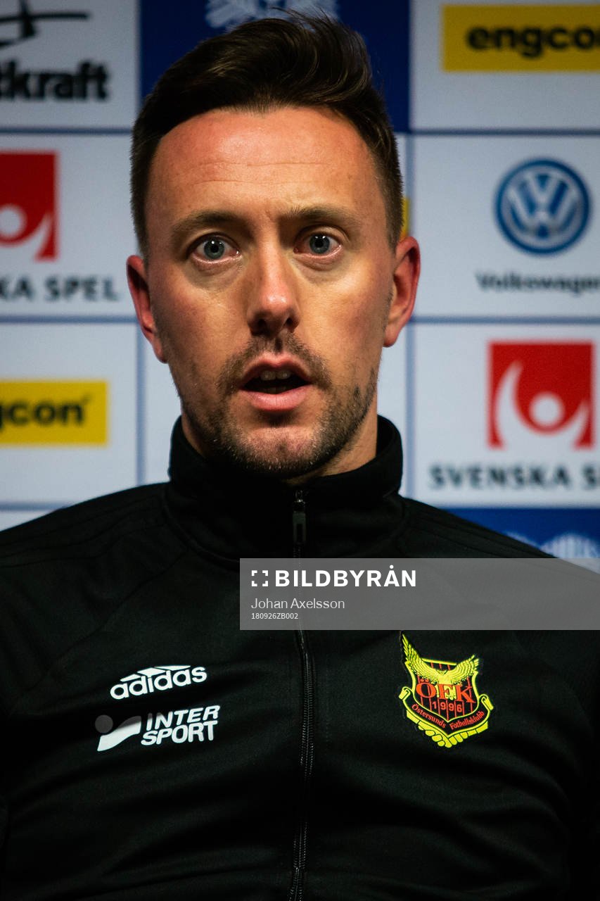Östersunds tränare Ian Burchnall på presskonferansen