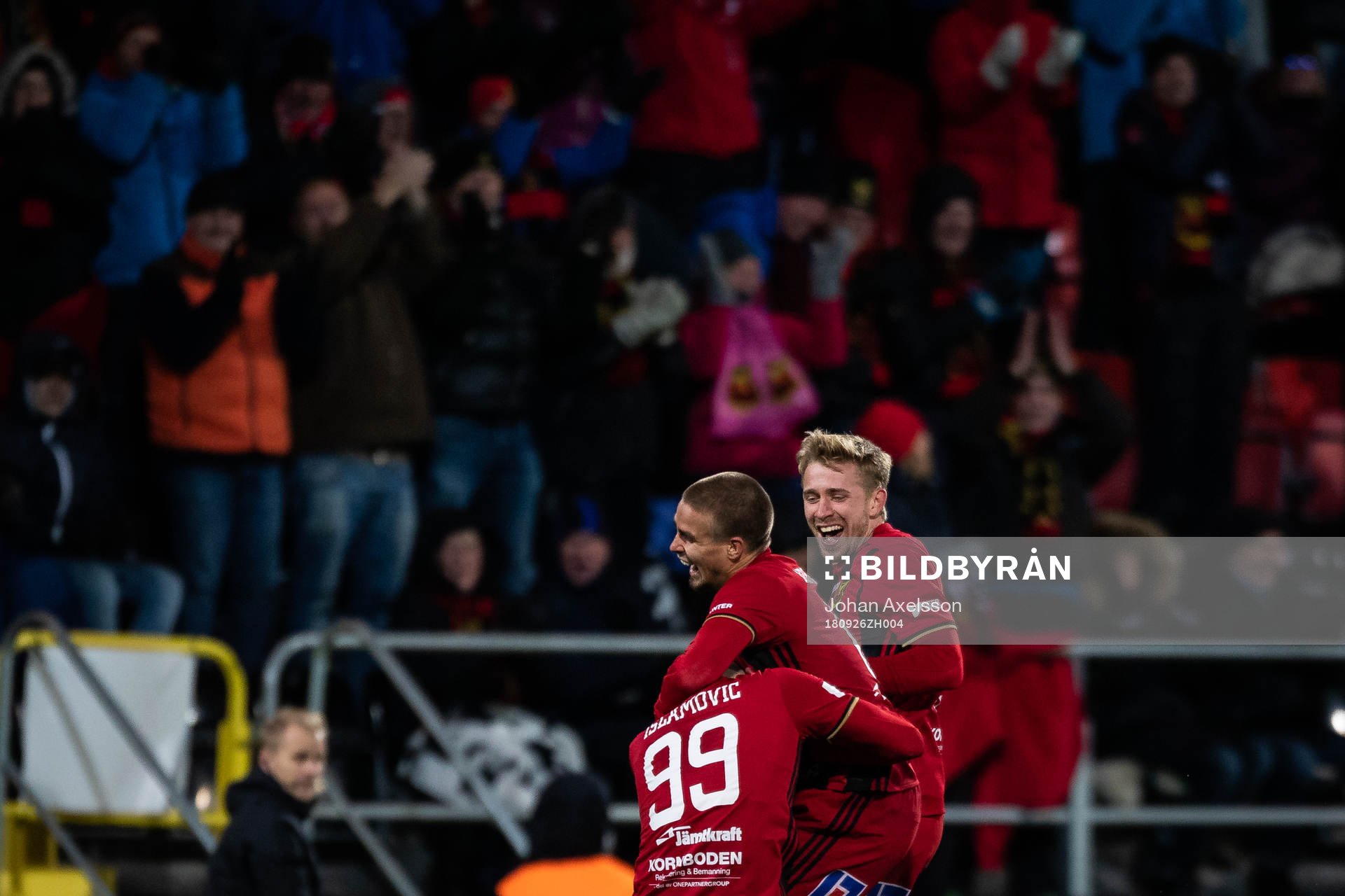 Östersunds Dino Islamovic jublar med Douglas Bergqvist och Ludvig Fritzson under fotbollsmatchen i Allsvenskan mellan Östersund och Brommapojkarna den 26 September 2018 i Östersund.