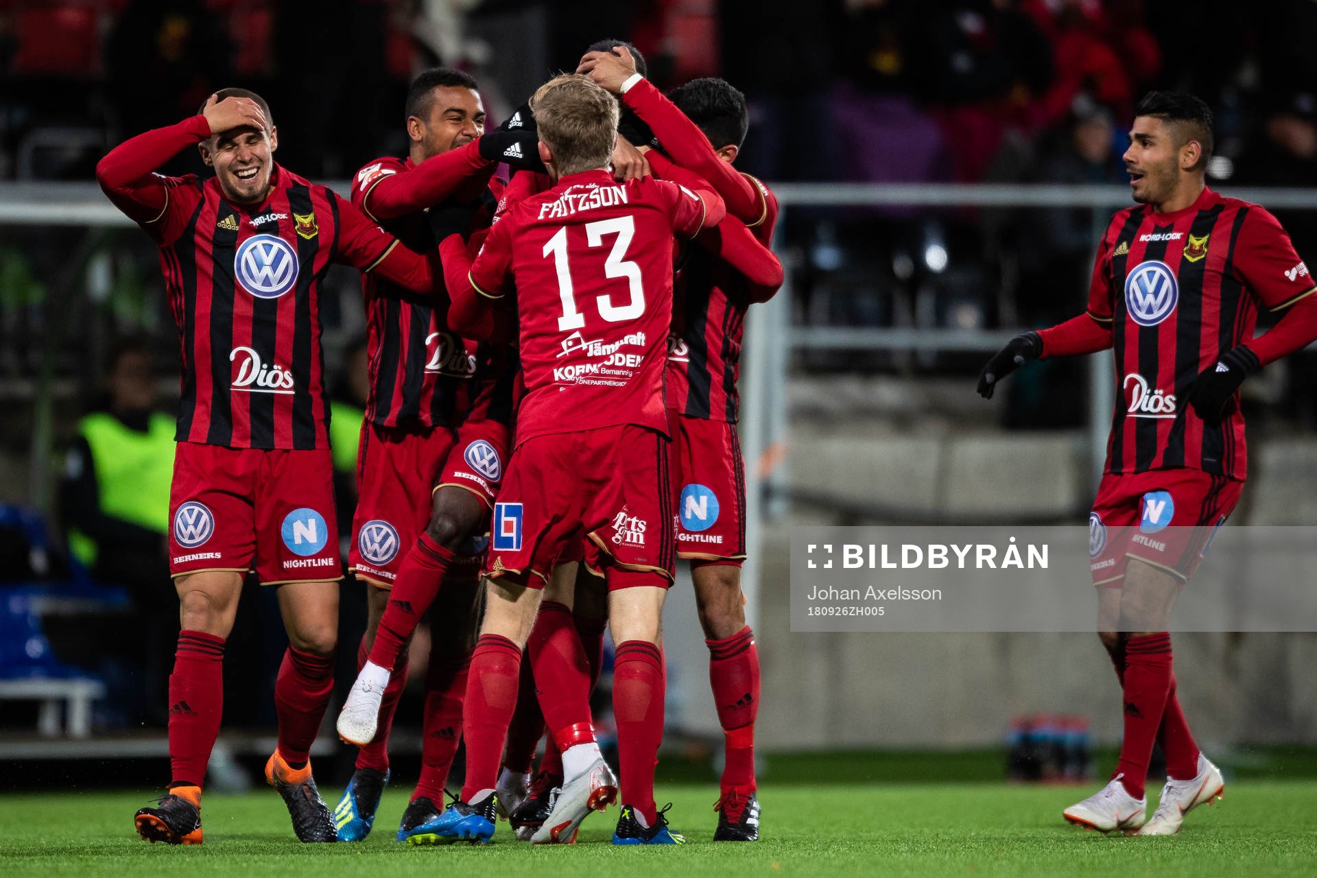 Östersunds Douglas Bergqvist (tv) jublar med lagkamrater