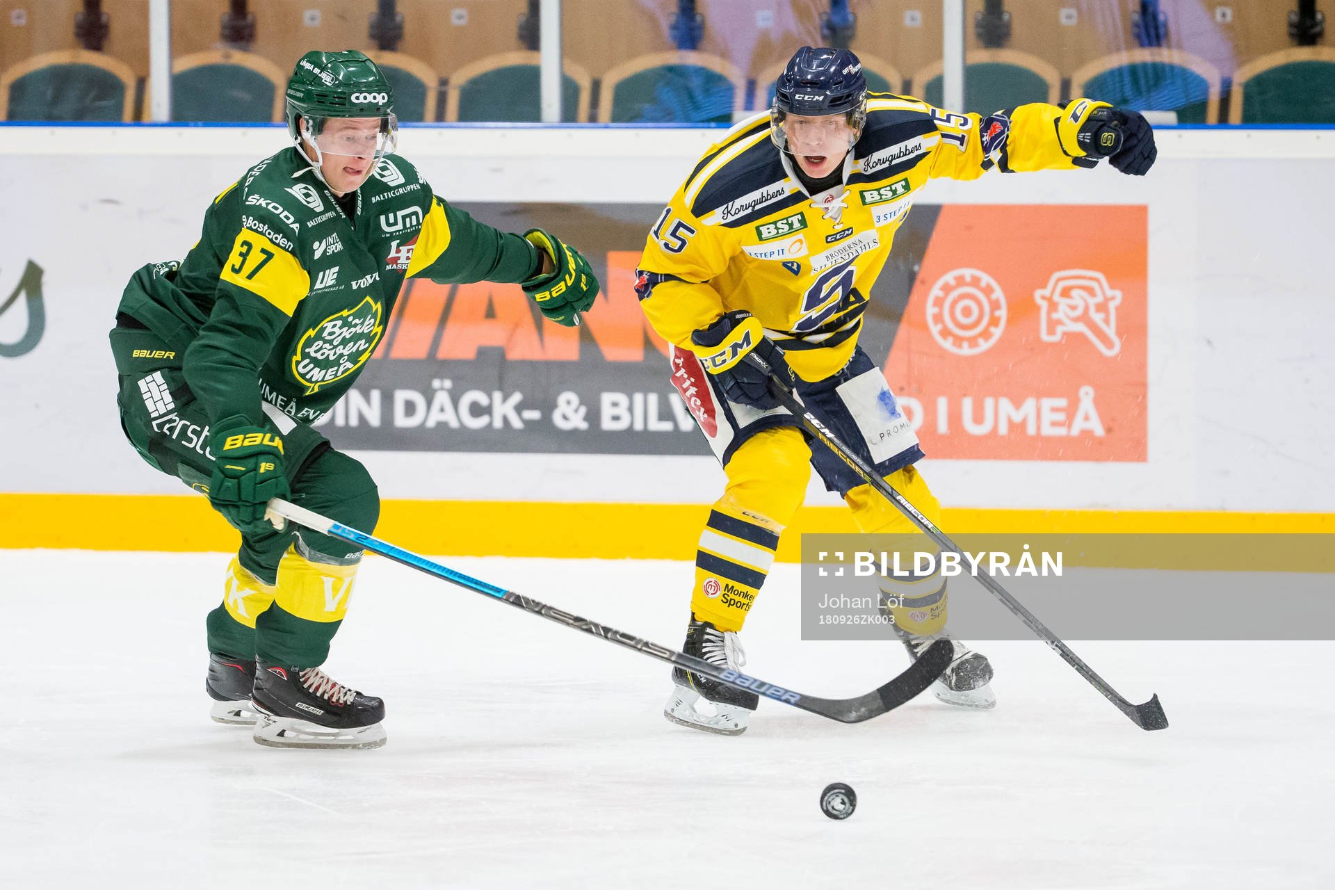 Björklövens Jacob Andersson i kamp om puck med
