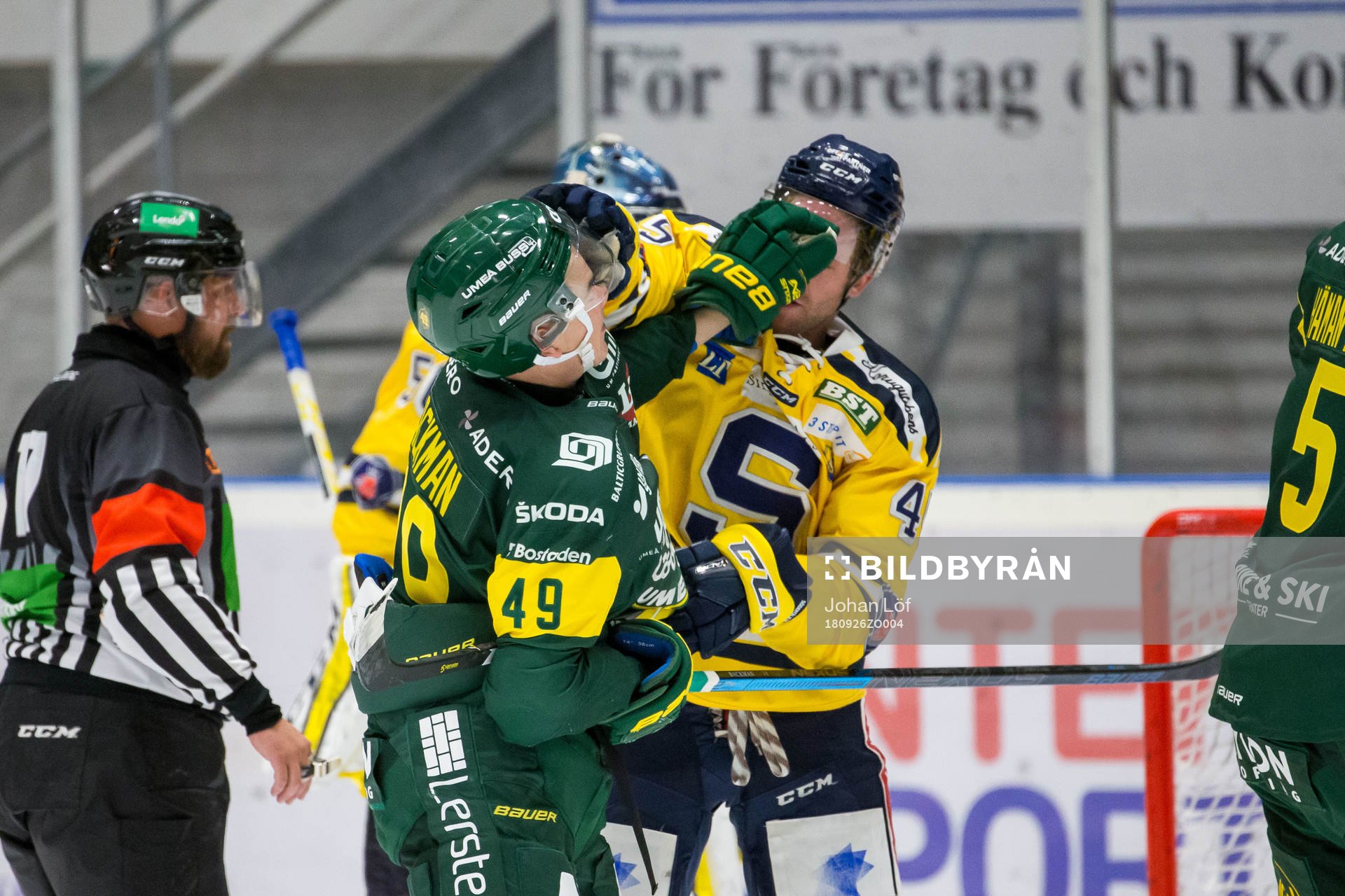 Björklövens Simon Backman och Södertäljes Sebastian Dyk