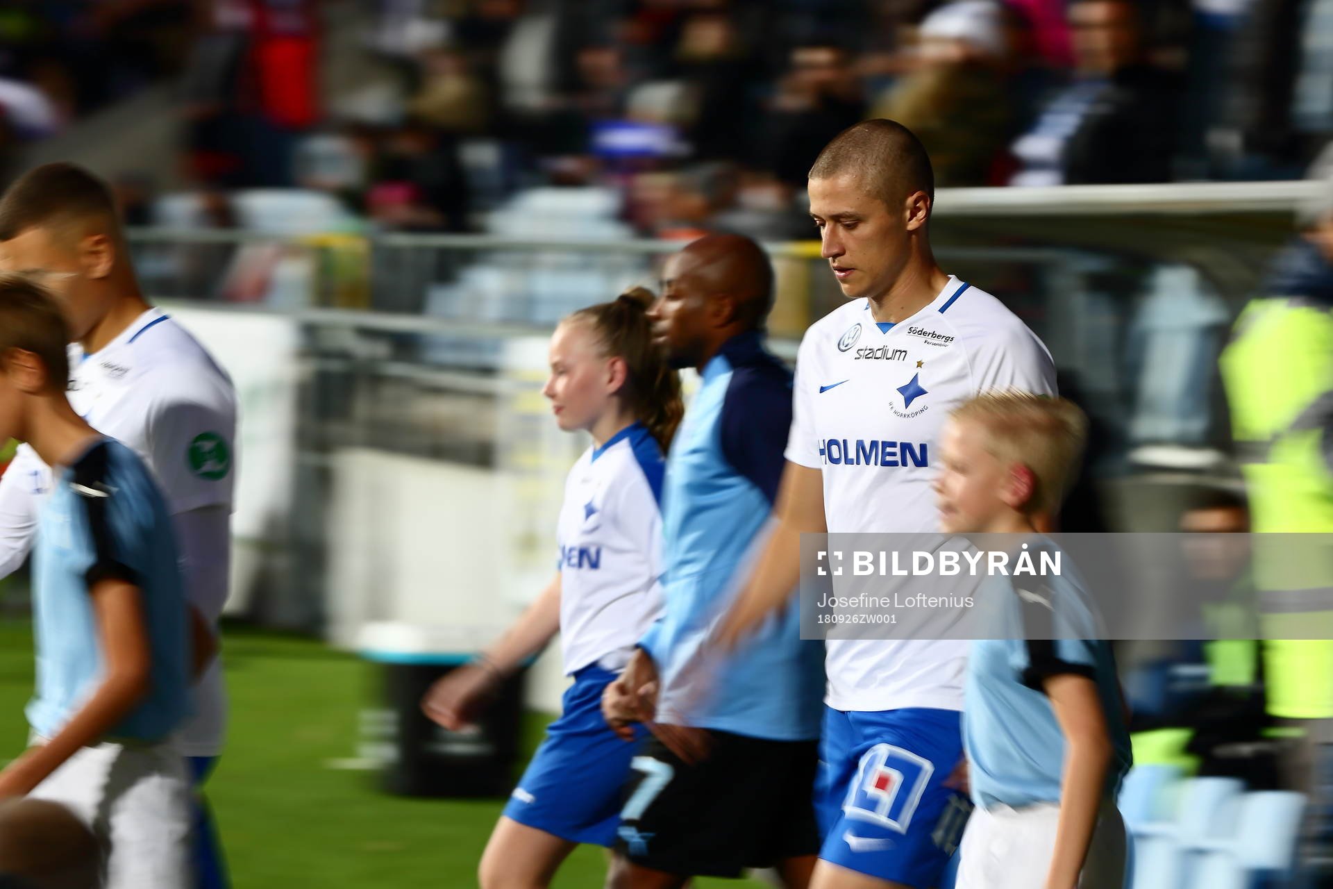 Norrköpings Simon Thern går in till fotbollsmatchen i