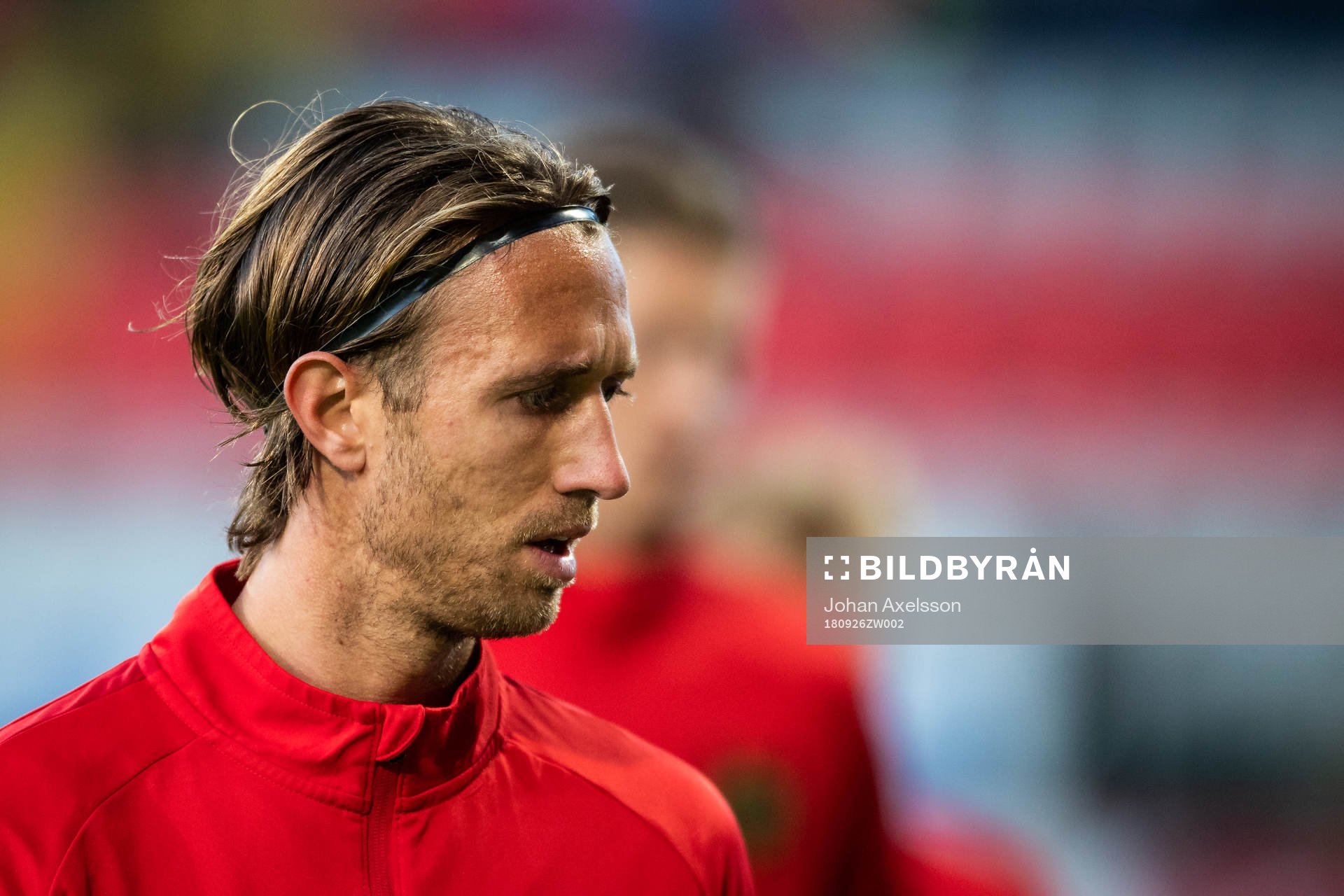 Brommapojkarnas Philip Hellqvist  värmer upp