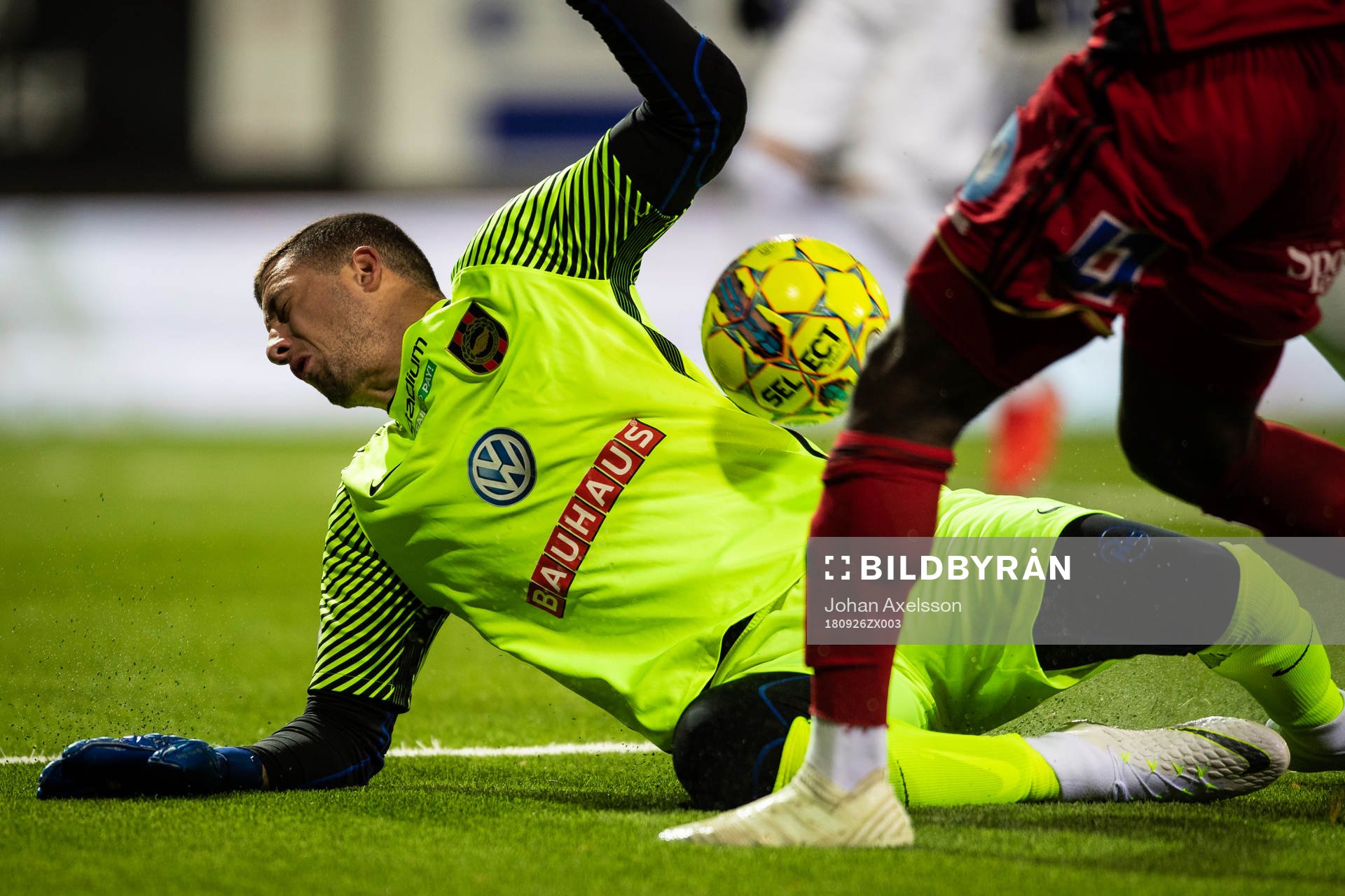 Brommapojkarnas målvakt Nikola Petric räddar en boll