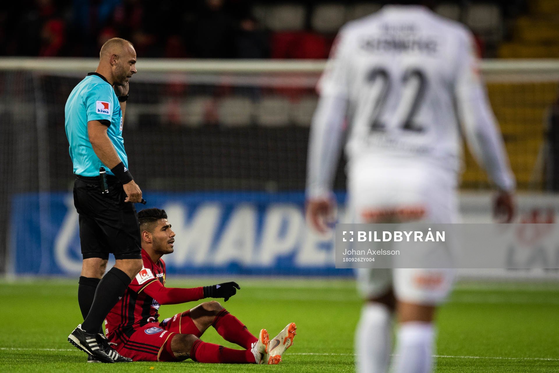Domare Robert Daradic tittar till Östersunds Hosam Aiesh