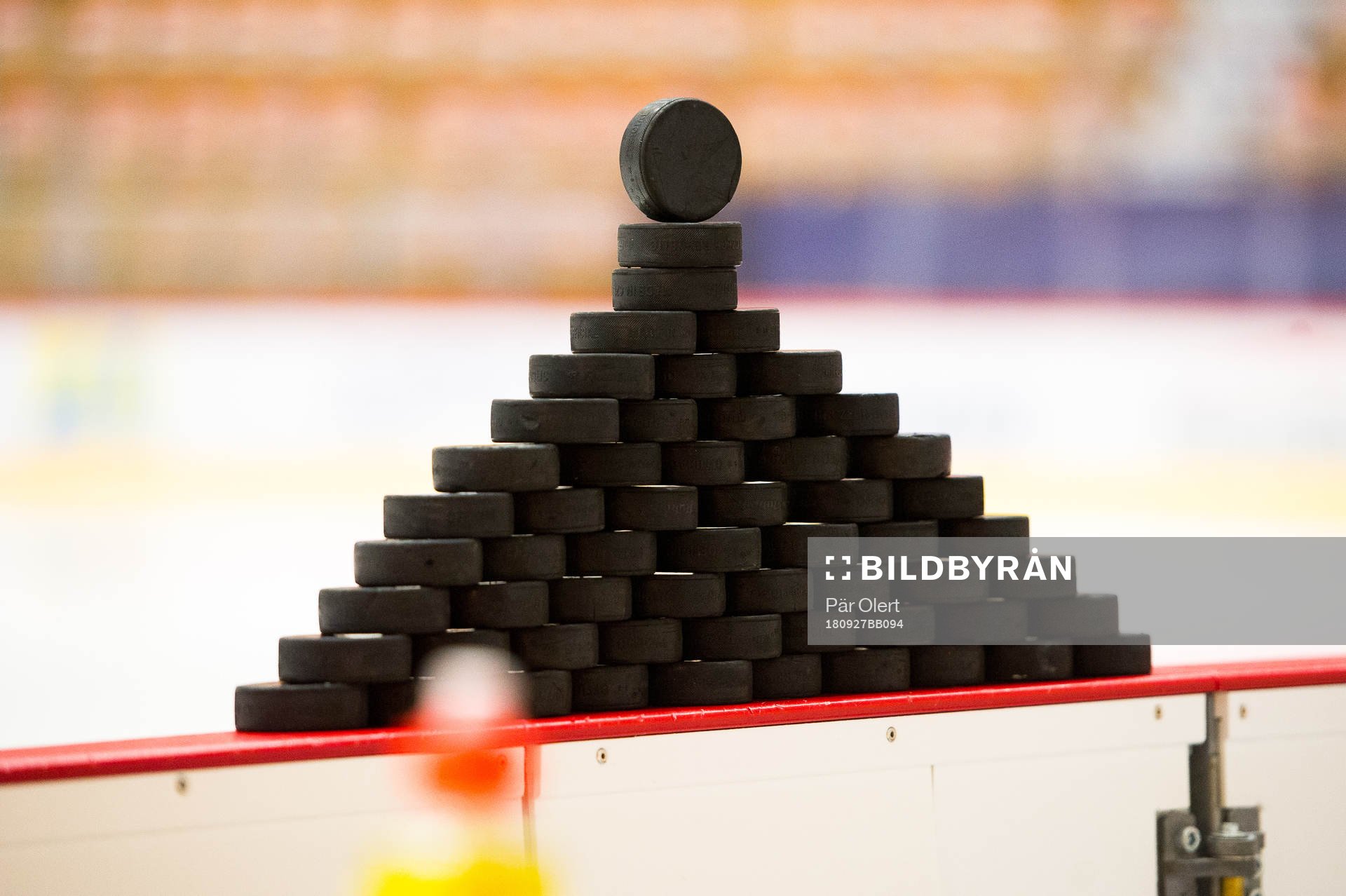 en hög med puckar innan ishockeymatchen i SHL mellan