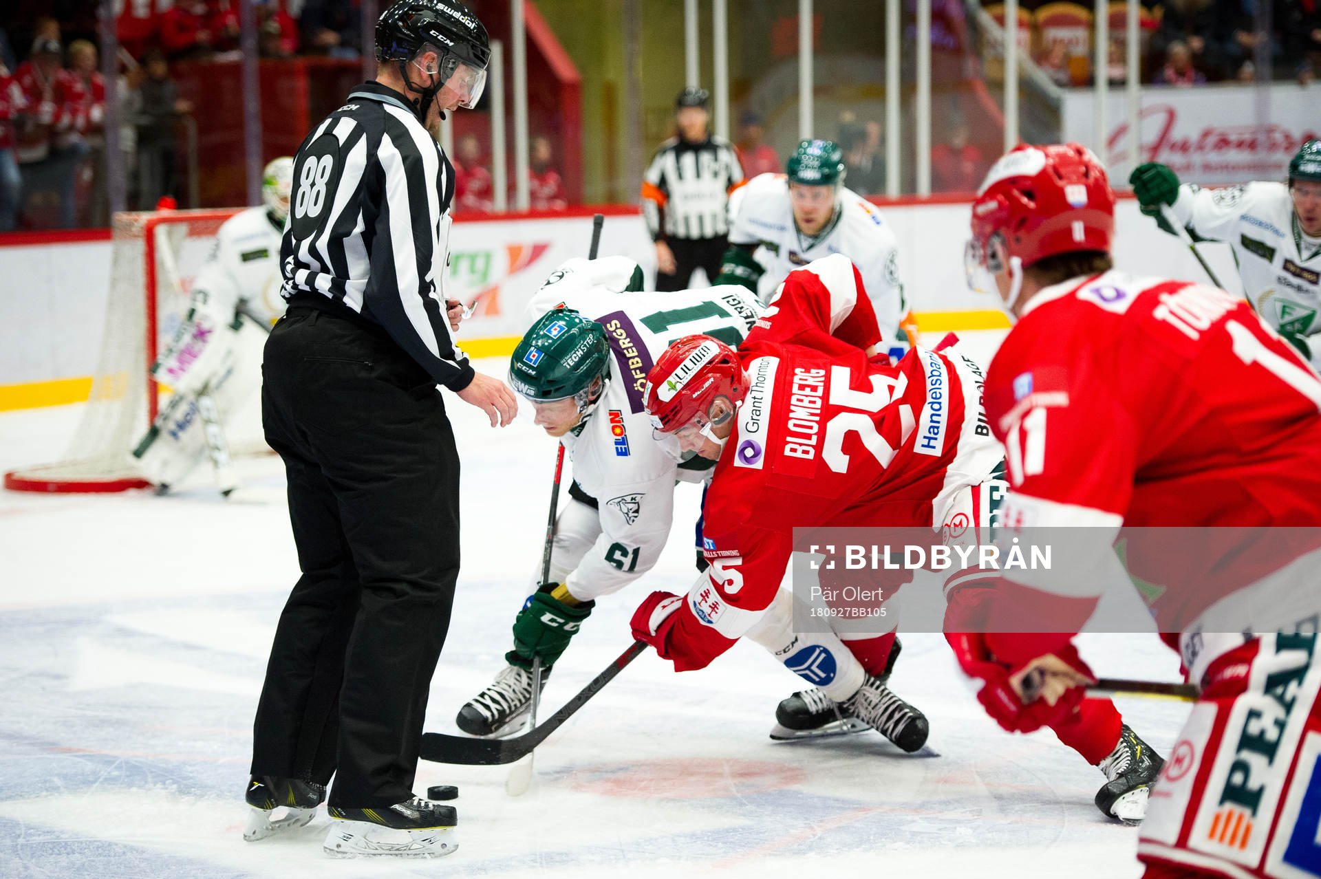 Färjestads Johan Ryno och Timrås Patrik Blomberg tekar