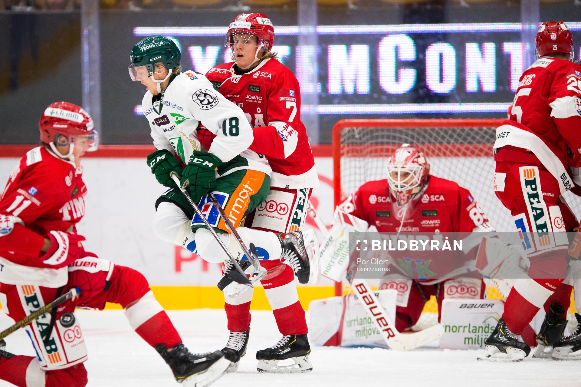 Färjestads Axel Ottosson och Timrås Marcus Hardegård
