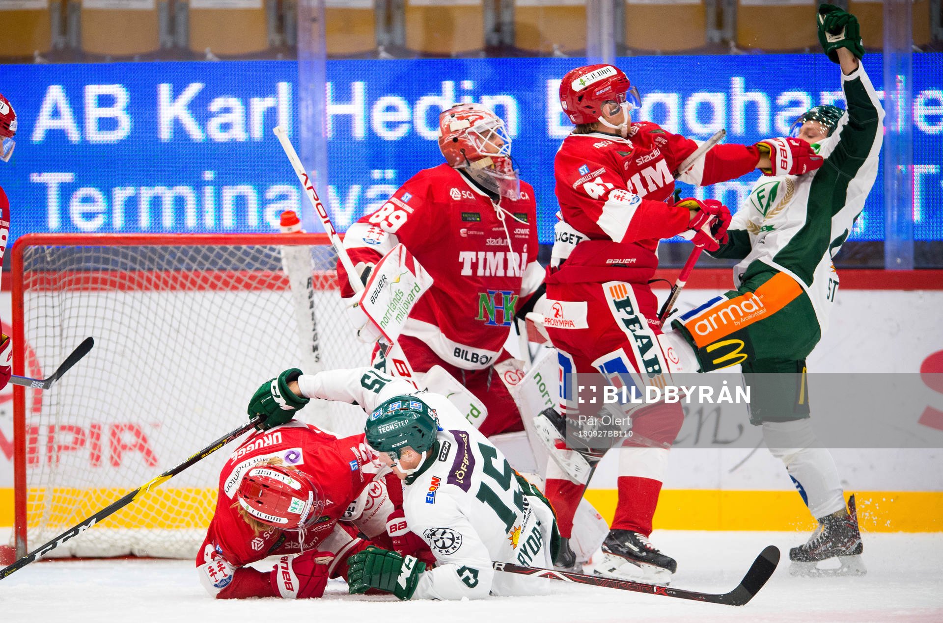 Timrås Alexander Falk hjälper Niklas Svedberg framför