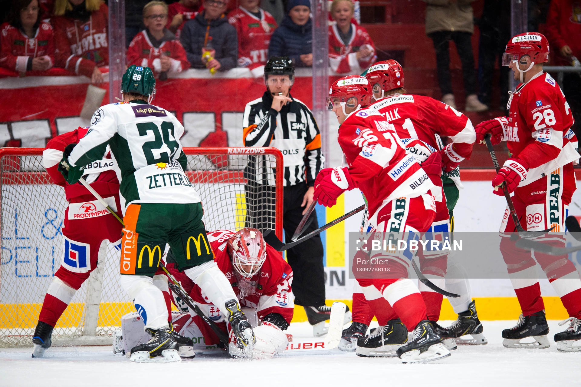 Timrås Niklas Svedberg räddar skott från Färjestads