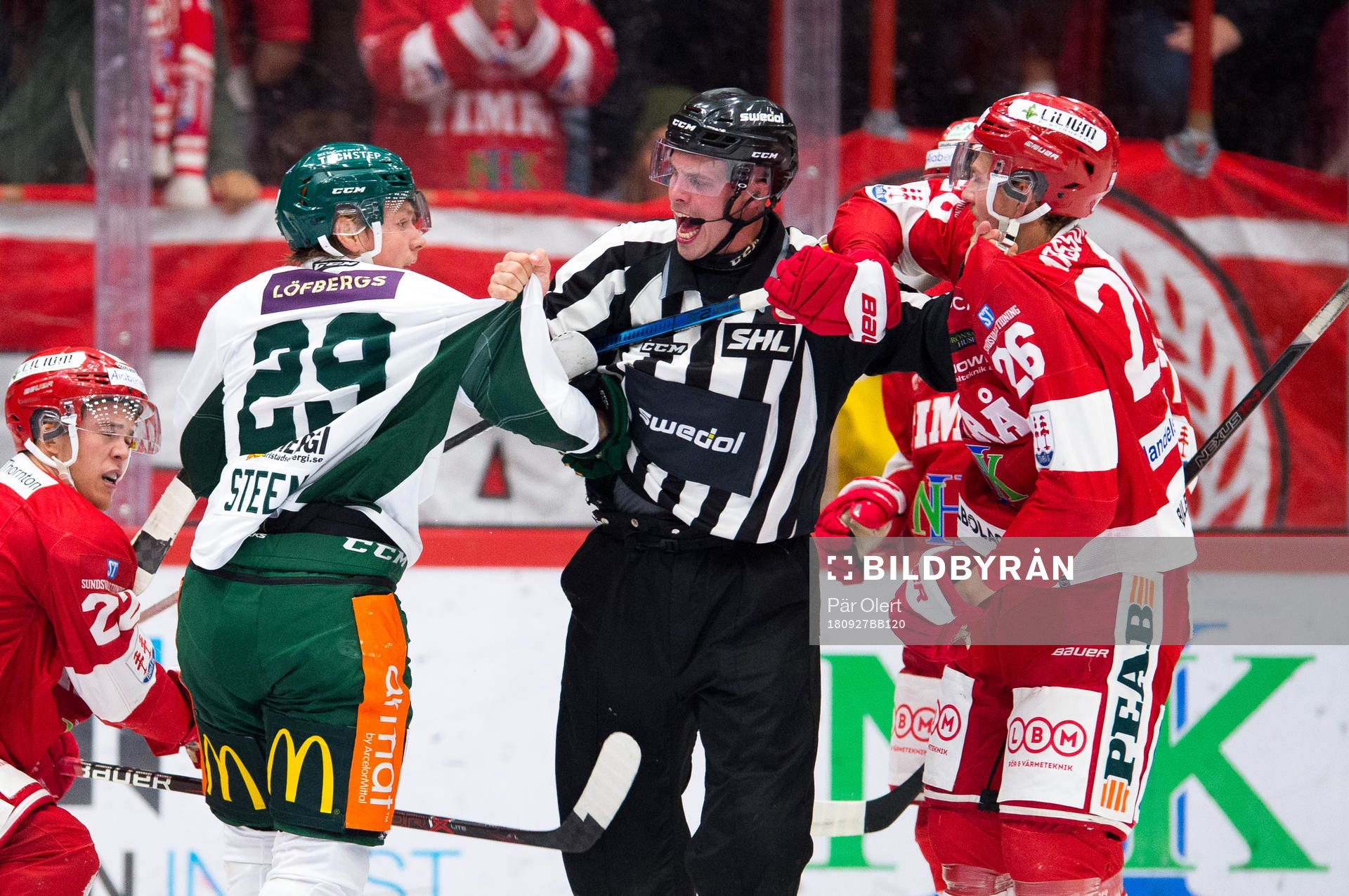 Domaren håller undan Färjestads Oskar Steen och Timrås