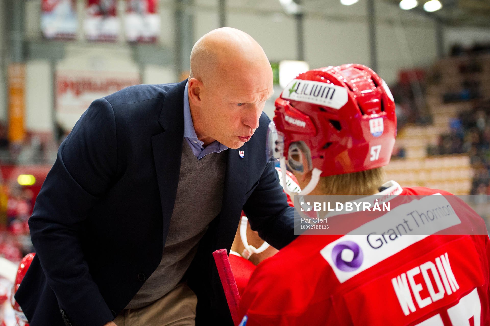 Timrås tränare Fredrik Andersson pratar med Anton Wedin