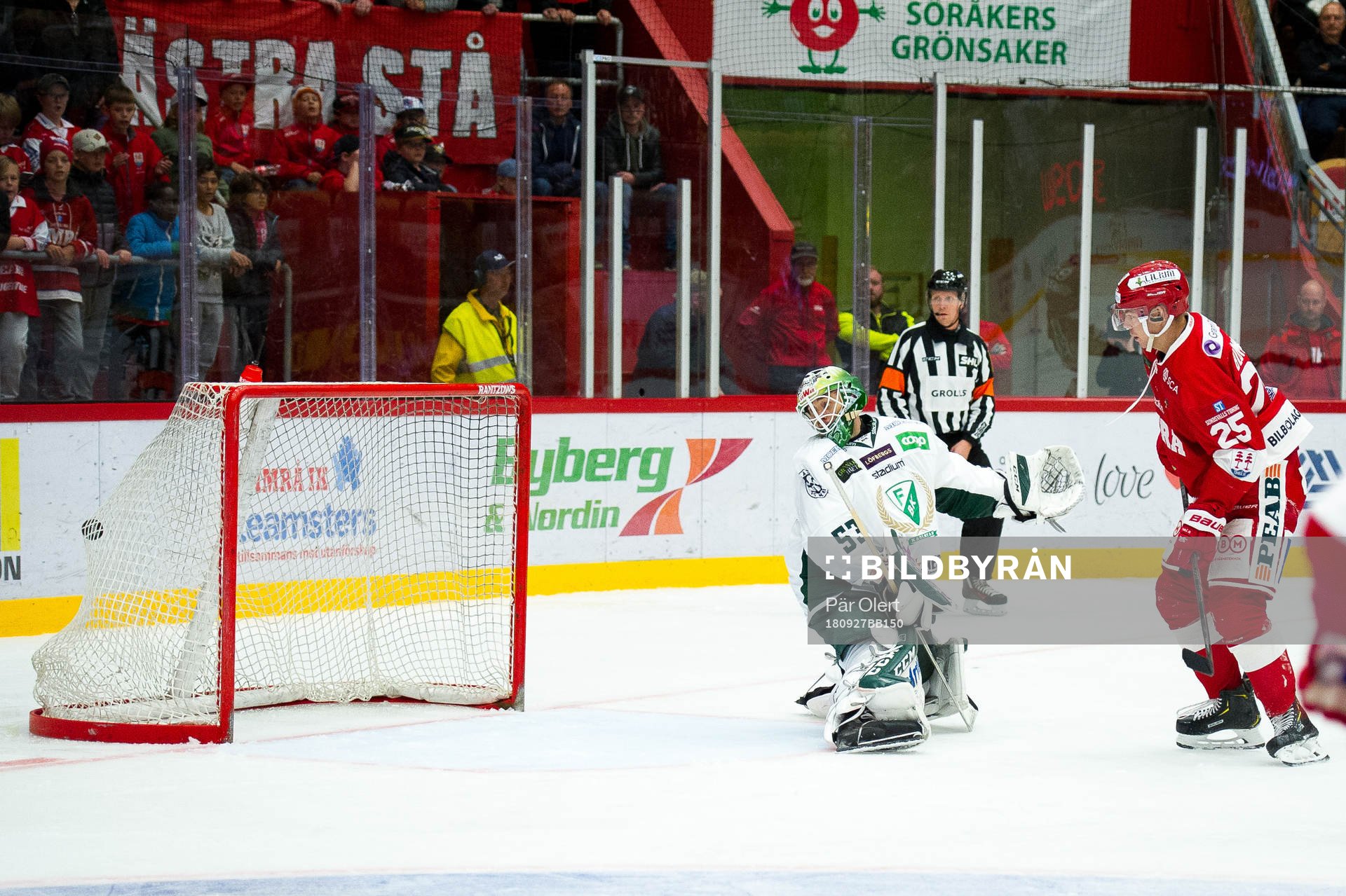 Färjestads målvakt Markus Svensson släpper in 1-0 målet