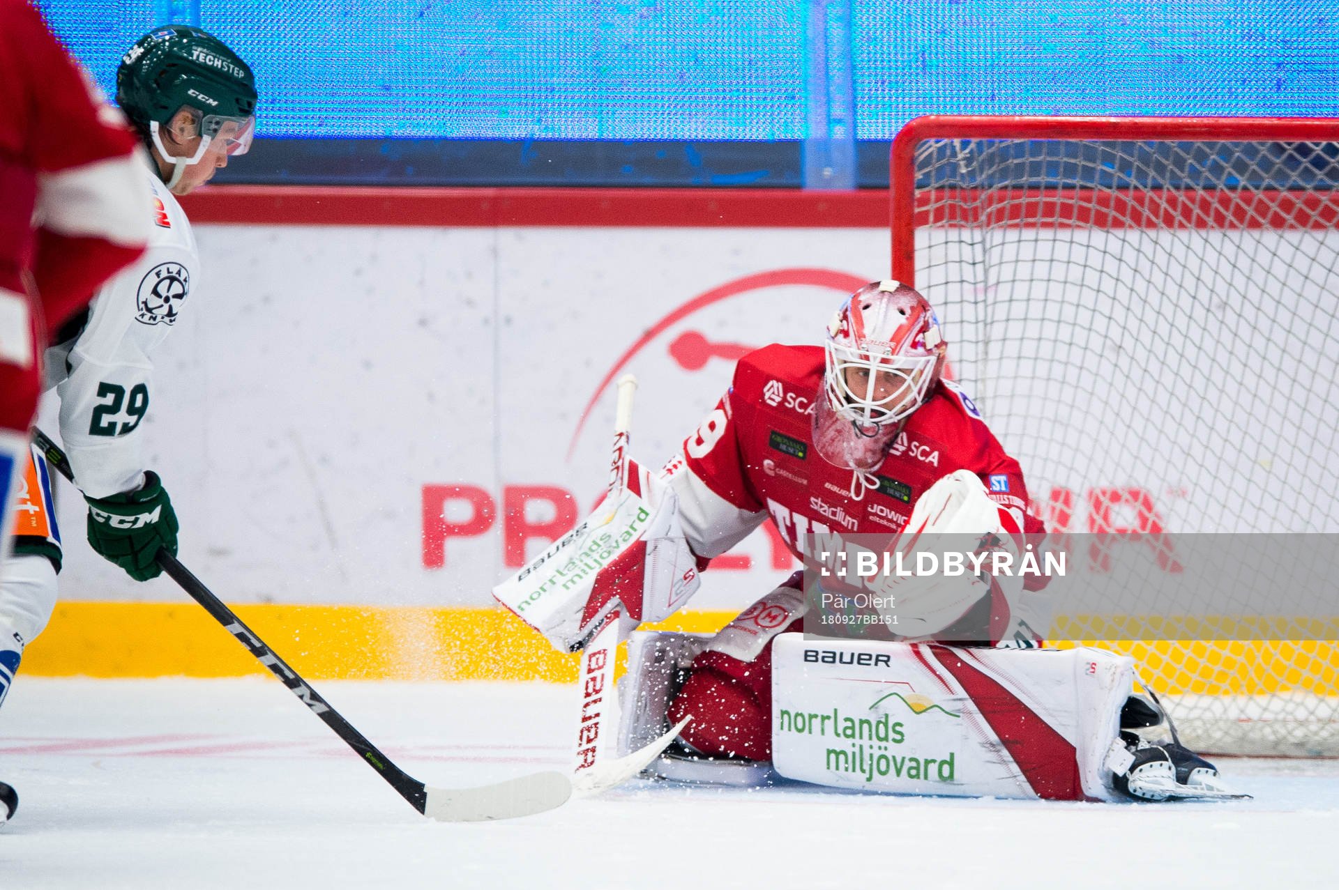 Timrås Niklas Svedberg räddar skott