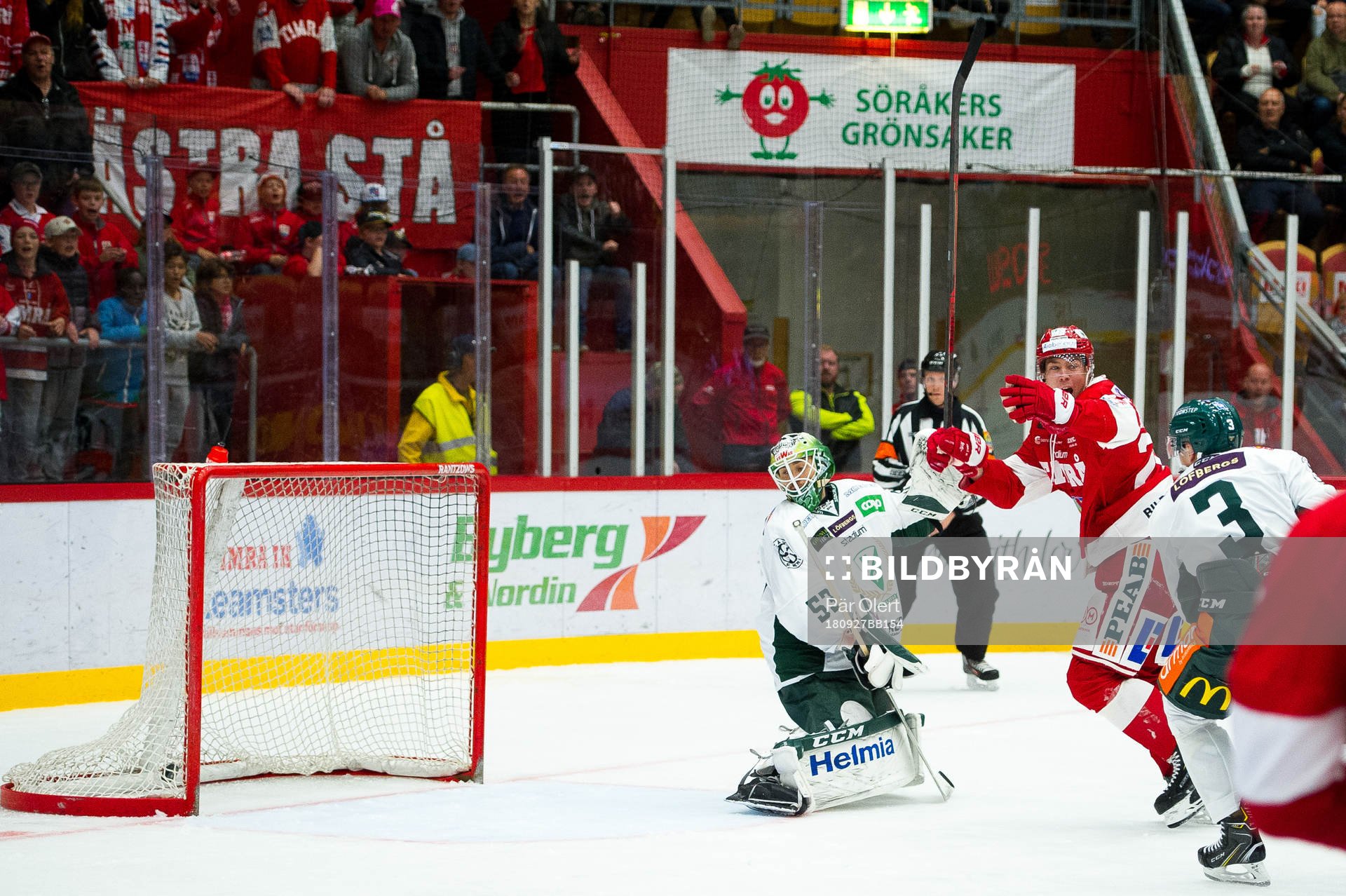 Färjestads målvakt Markus Svensson släpper in 1-0 målet