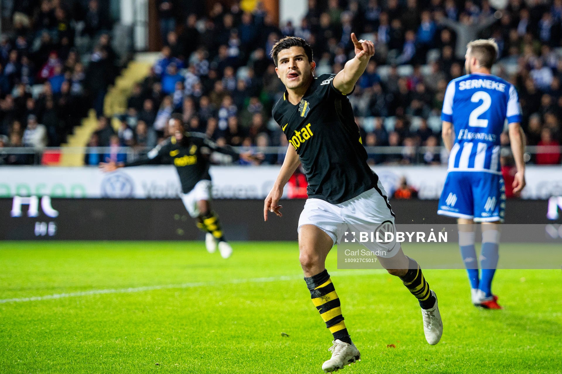 s Tarik Elyounoussi jublar
