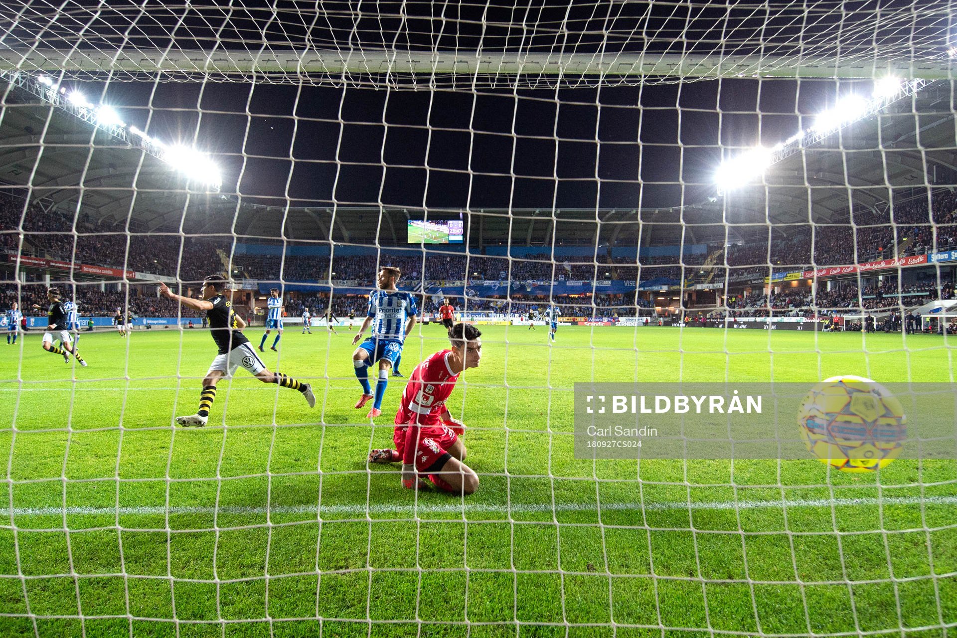 s Tarik Elyounoussi jublar