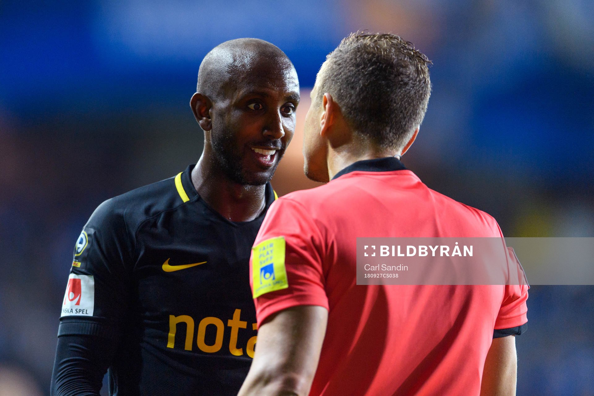 AIK:s Henok Goitom pratar med domaren Martin Strömbergsson under fotbollsmatchen i Allsvenskan mellan IFK Göteborg och AIK den 27 september 2018 i Göteborg.