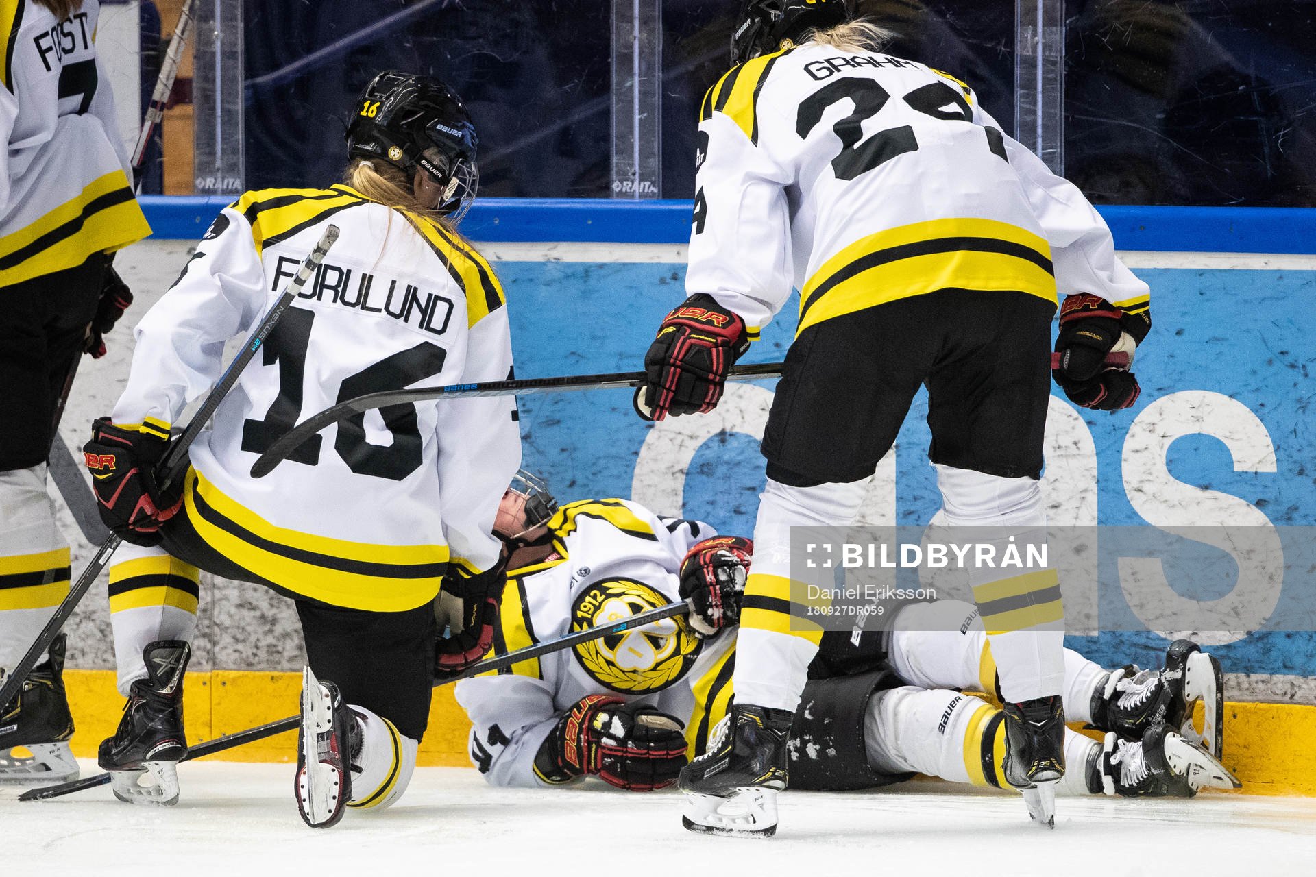 Brynäs Cassandra Vilgrain ligger på isen bakom Brynäs