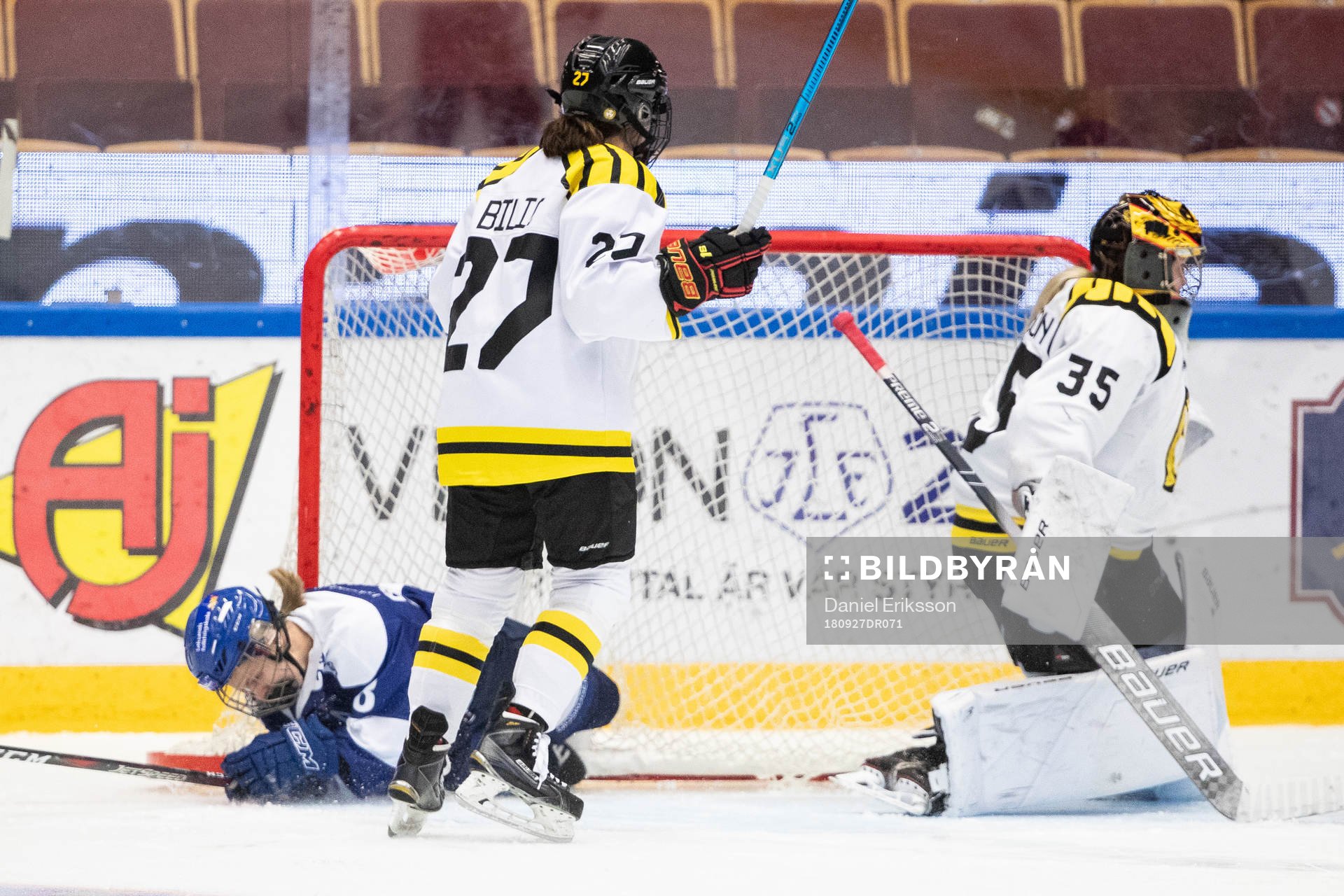 Leksands Samantha Hanson åker in i Brynäs målbur bakom