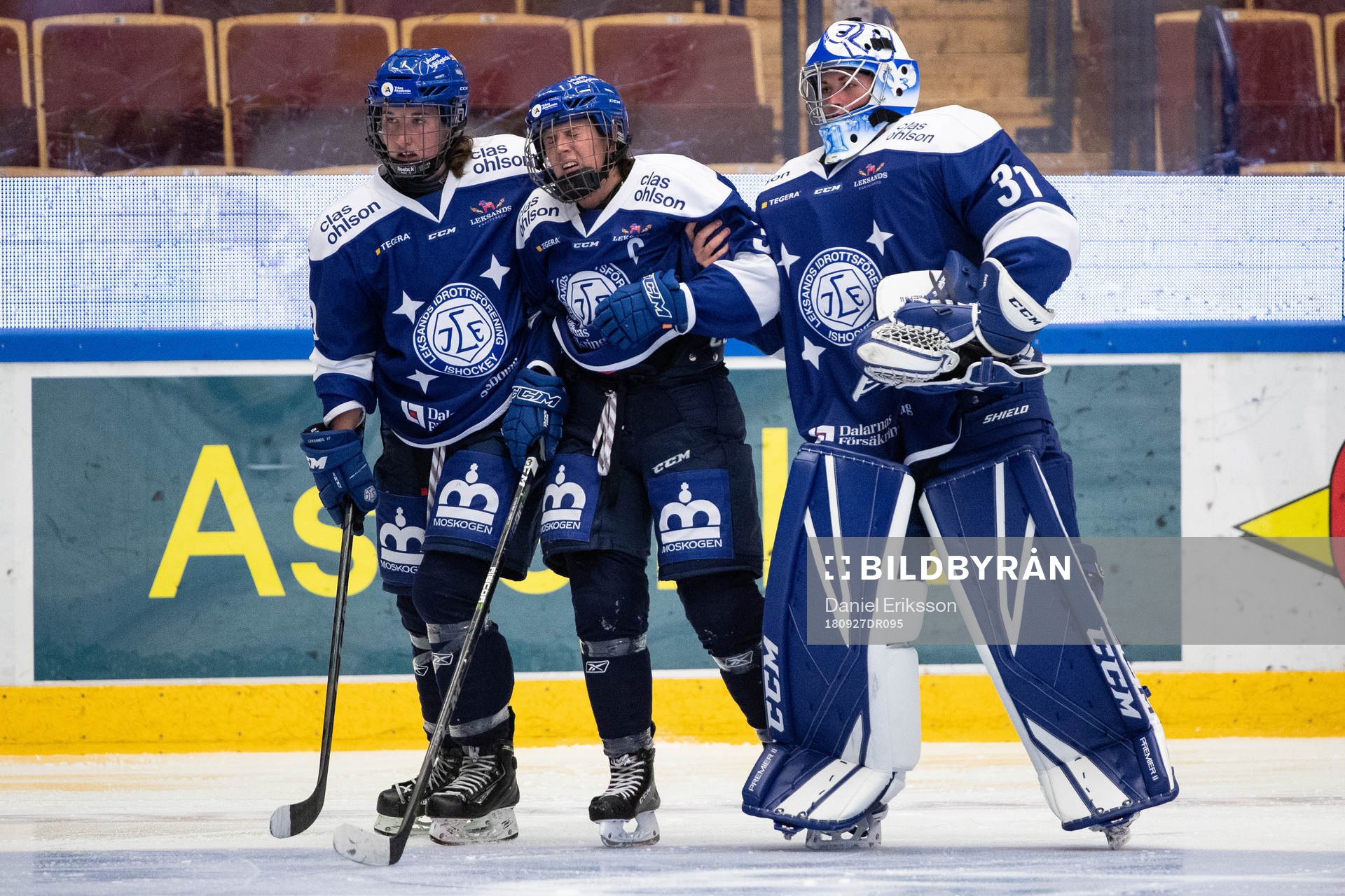 Leksands Elin Lundberg får hjälp av isen av Leksands