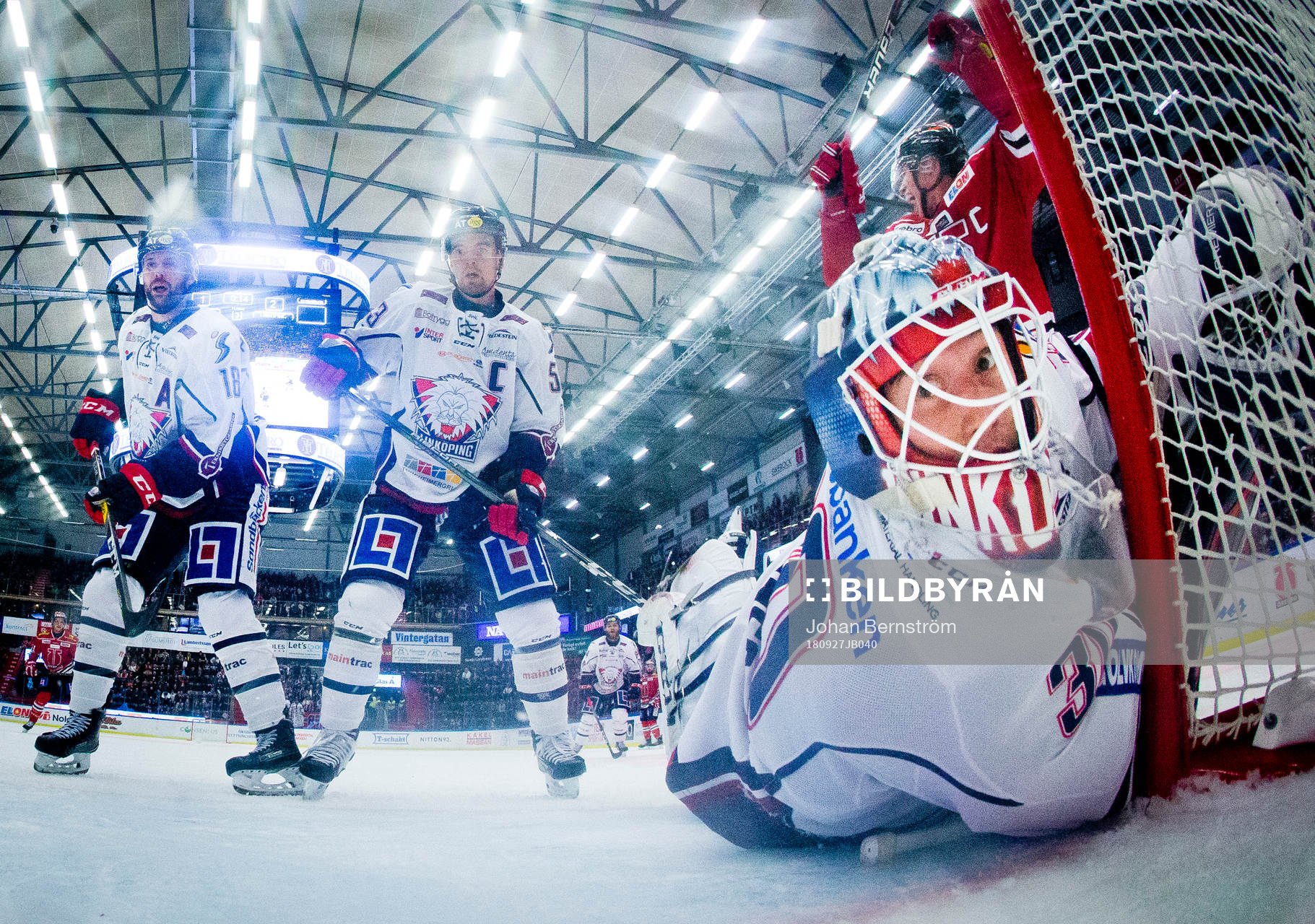Linköpings målvakt Jacob Johansson ser 2-2 pucken gå in