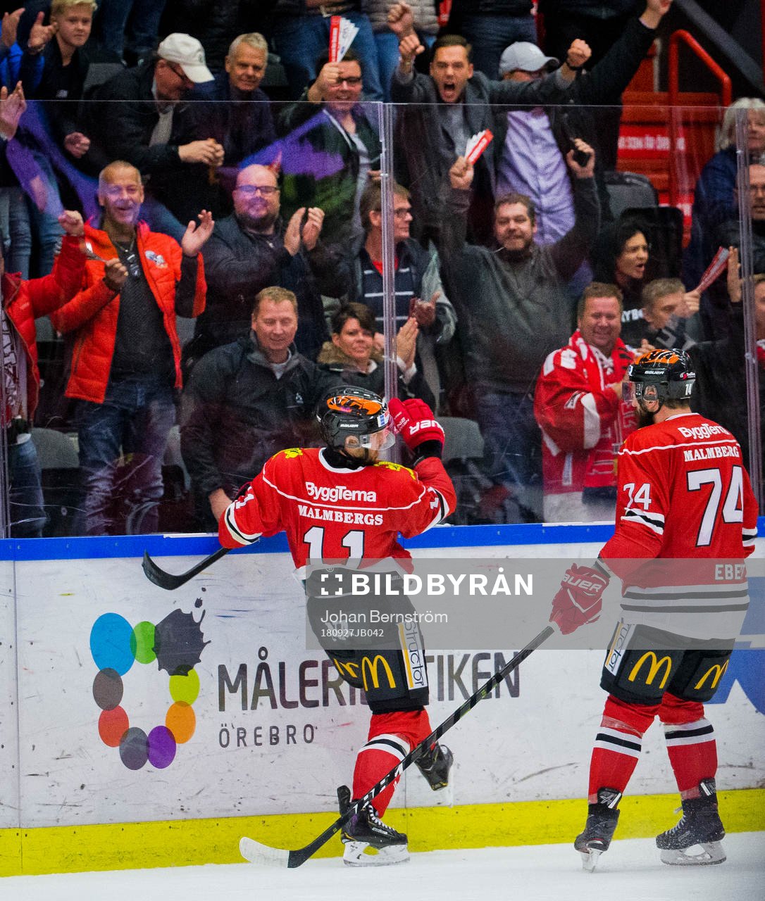 Örebros Aaron Palushaj gör 3-2 och jublar med Nick Ebert