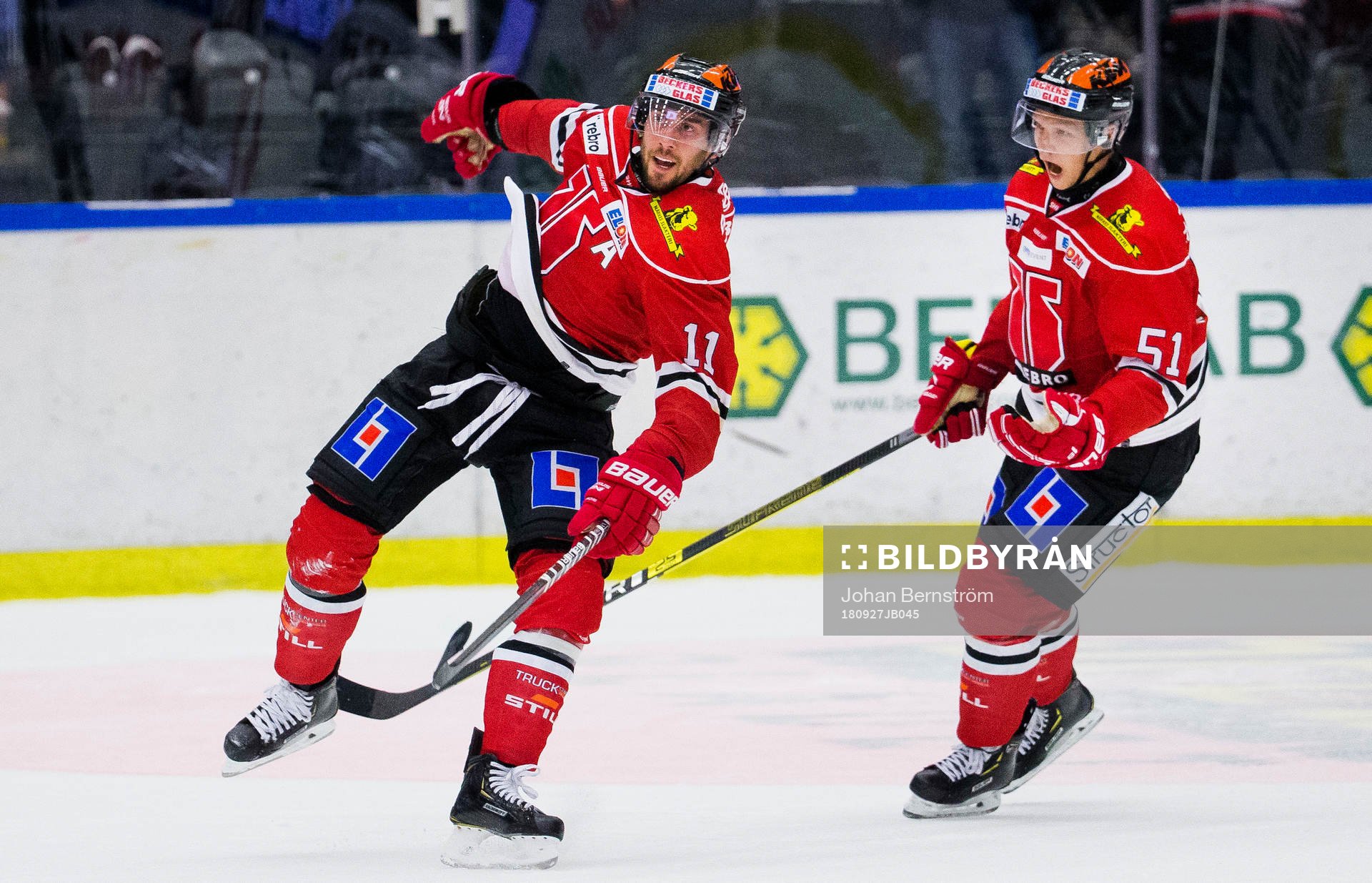 Örebros Aaron Palushaj jublar med Kristian Näkyvä  vid