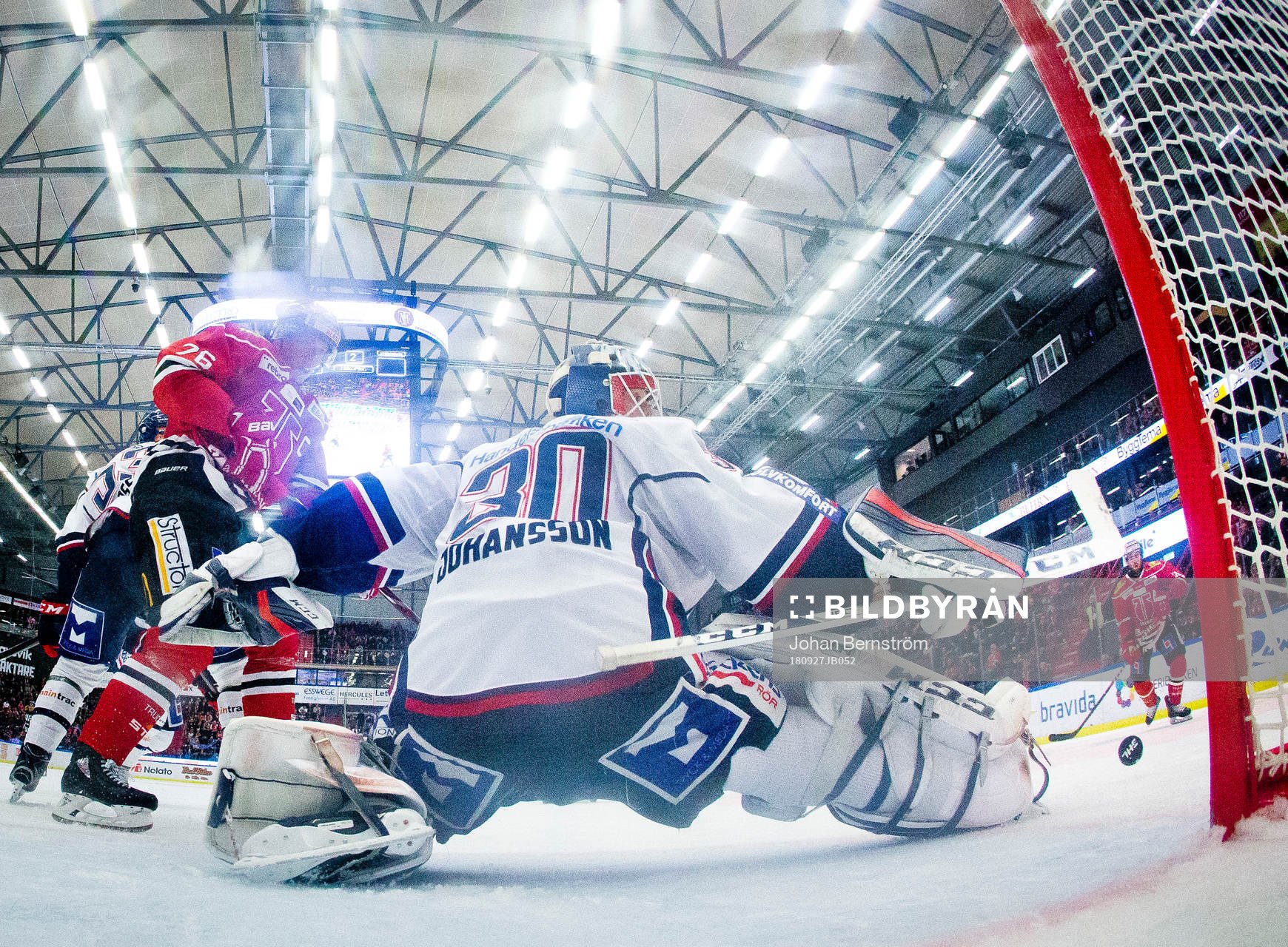 Örebros Aaron Palushaj gör 2-2 på Linköpings målvakt