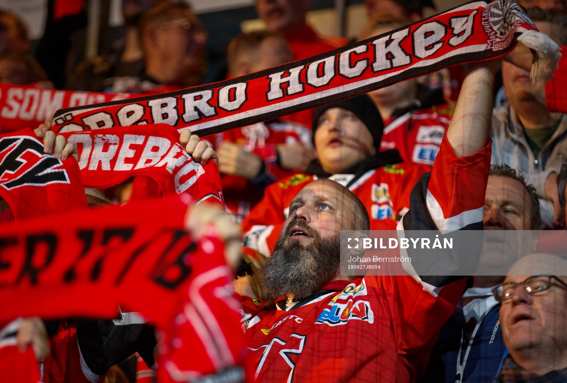 Örebrossupporter med halsduk