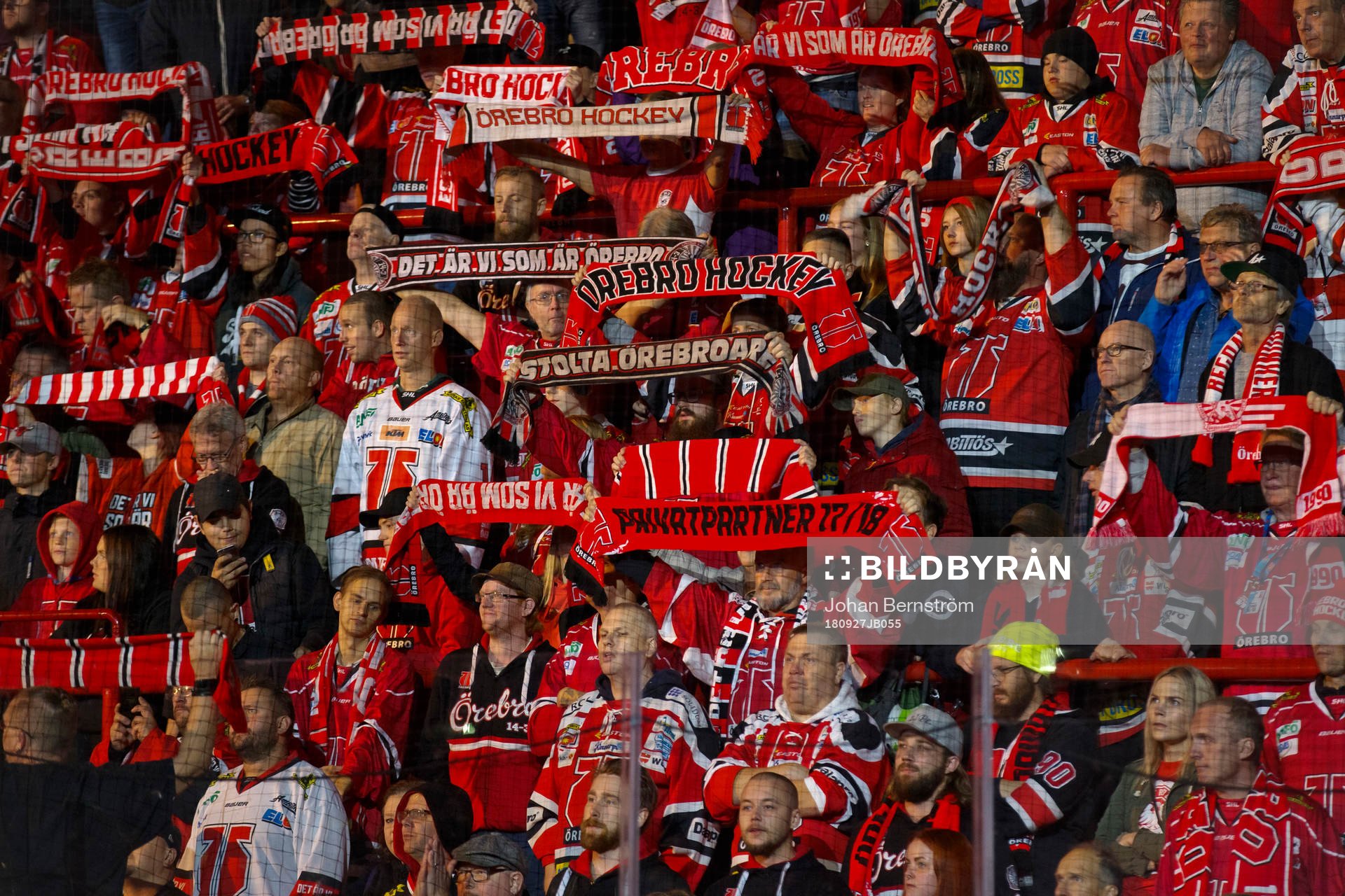 Örebrossupportrar med halsdukar