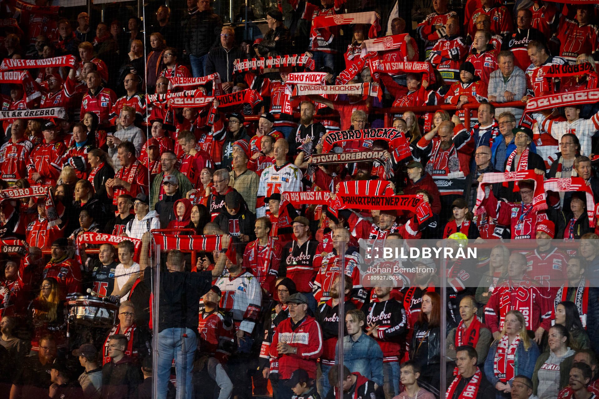 Örebrossupportrar med halsdukar