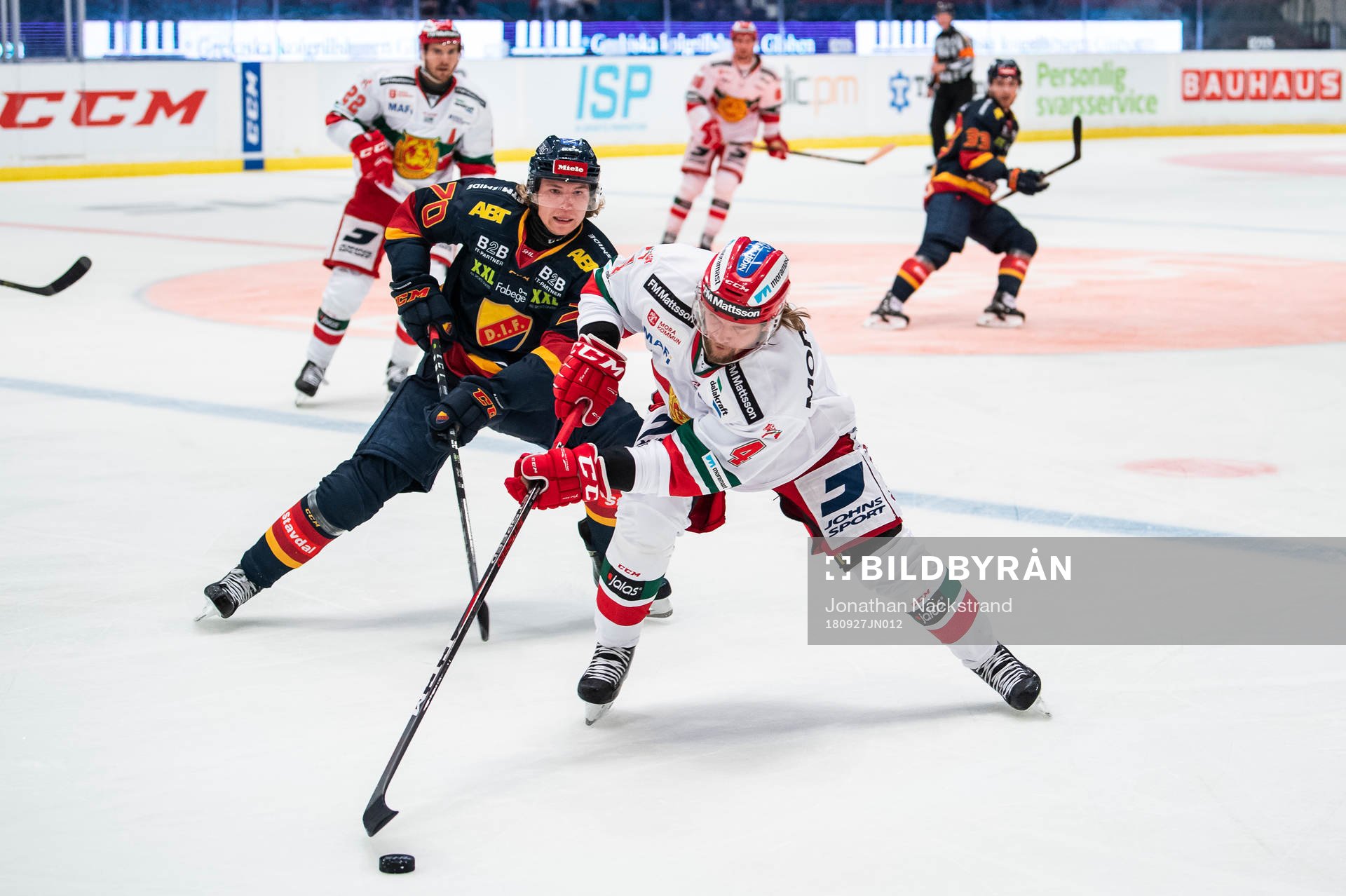 Djurgårdens Marcus Davidsson (v) i kamp om pucken med