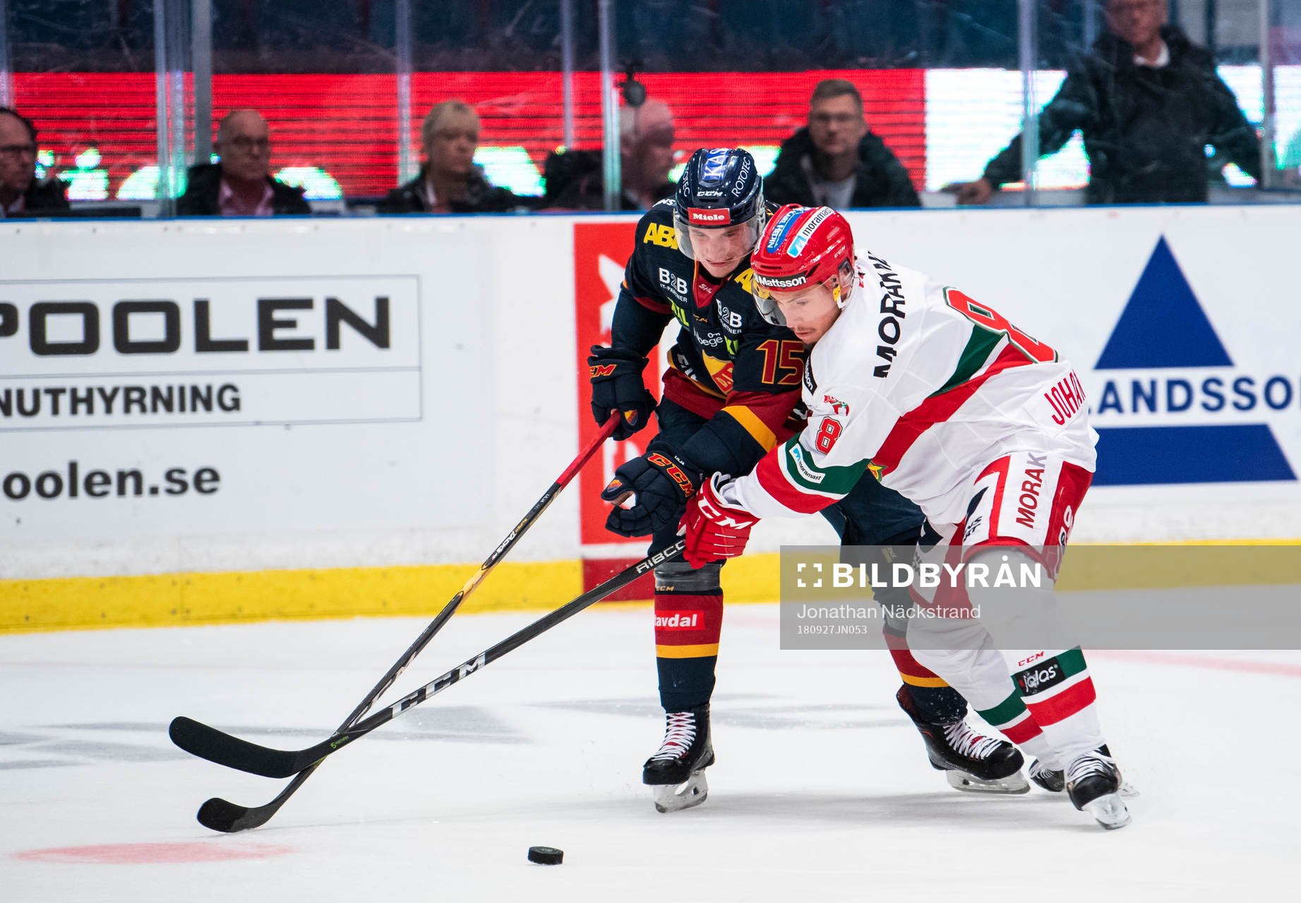 Djurgårdens Jakob Lilja (v) i kamp om pucken med Moras