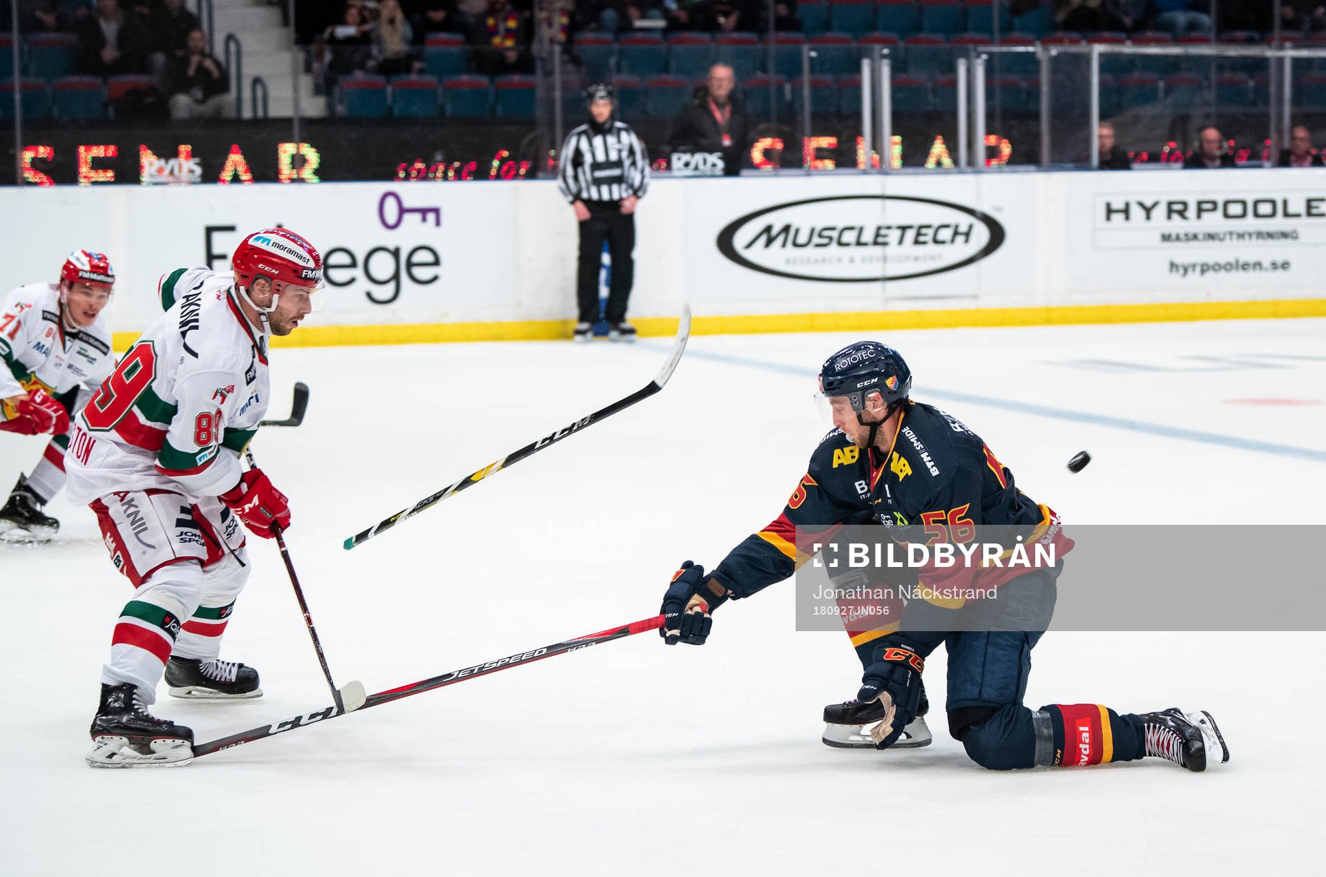 Djurgårdens Robin Norell i kamp om pucken med Moras Ryan