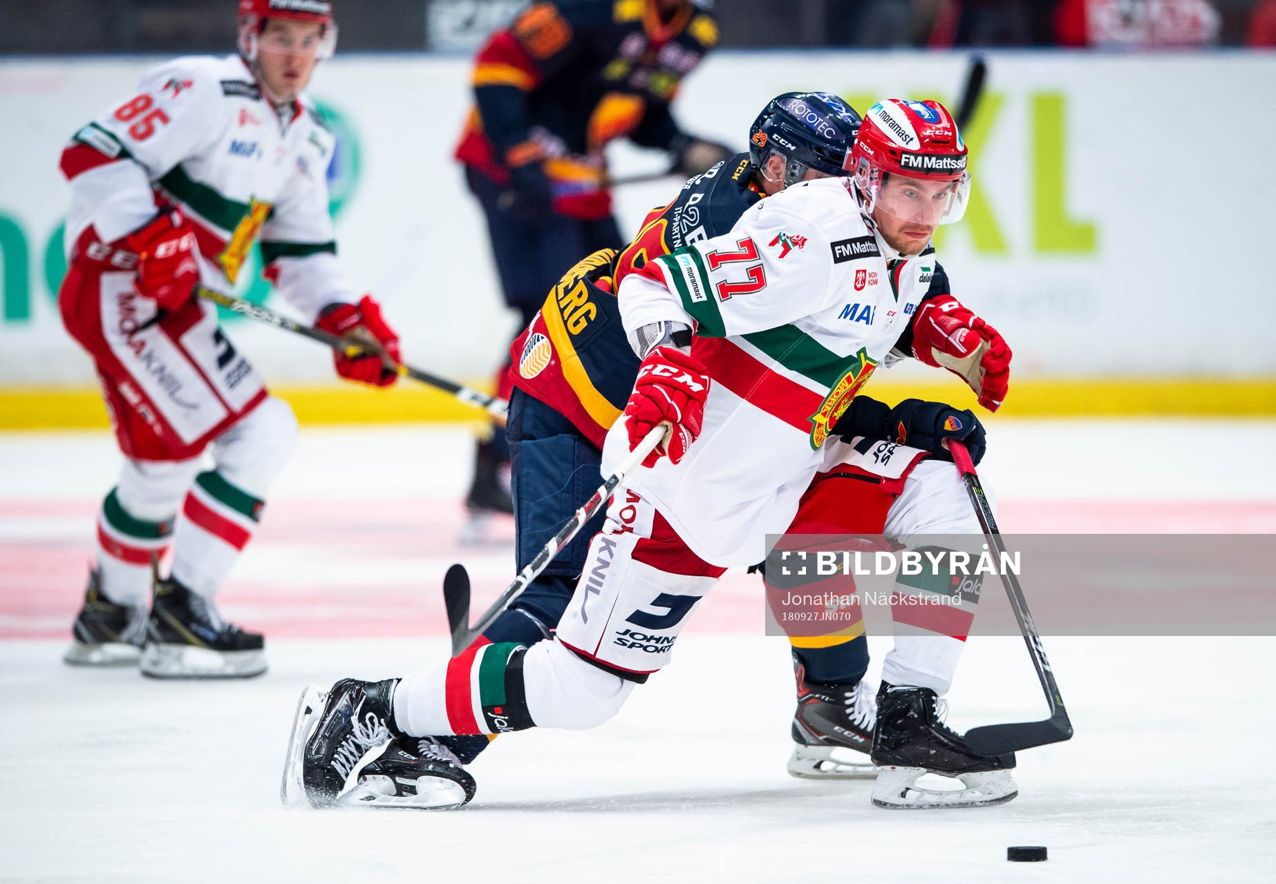 Moras Michael Keränen i kamp om pucken med Djurgårdens