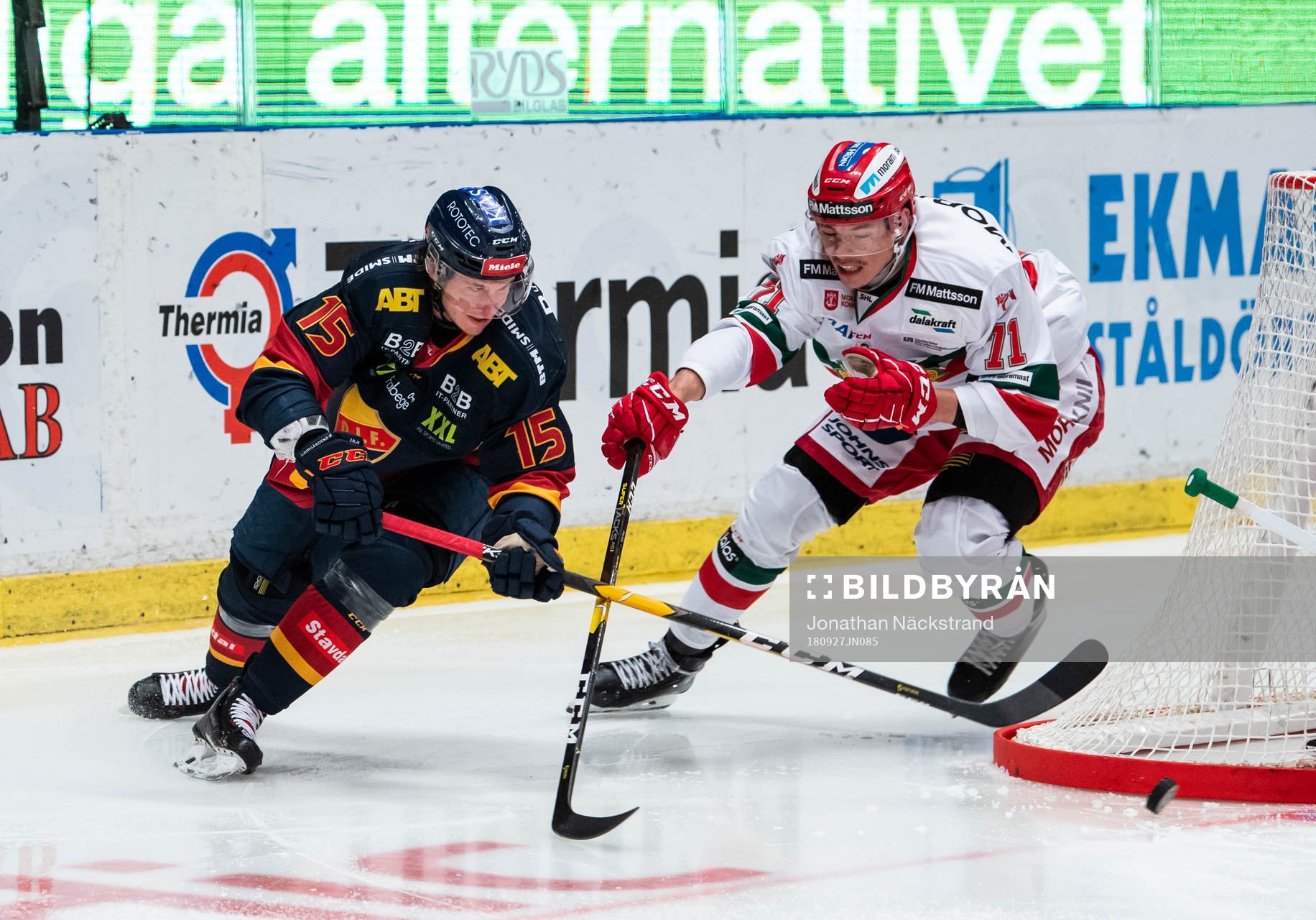 Djurgårdens Jakob Lilja i kamp om pucken med Moras Marek