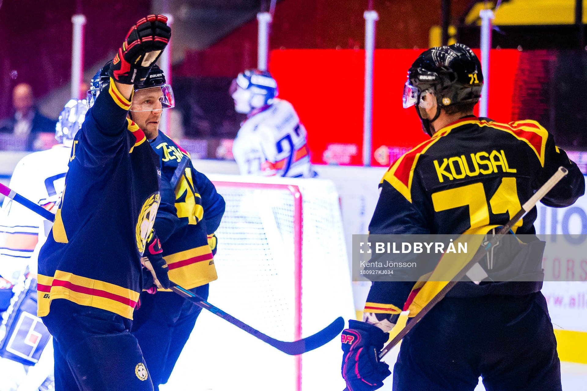 Brynäs Robert Kousal (h) jublar med Daniel Kristo (v)