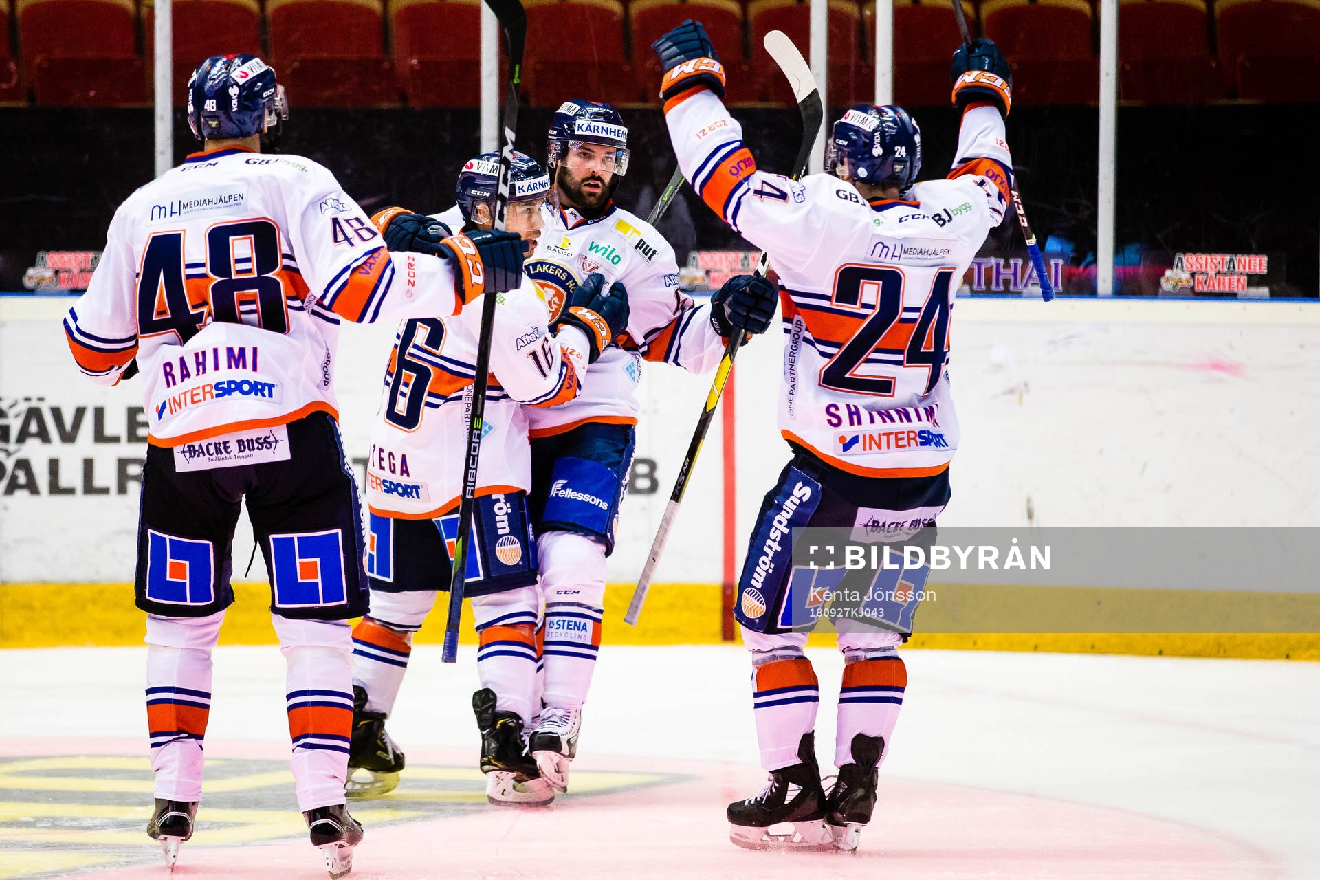Växjös Linus Fröberg jublar med Austin Ortega , Brendan