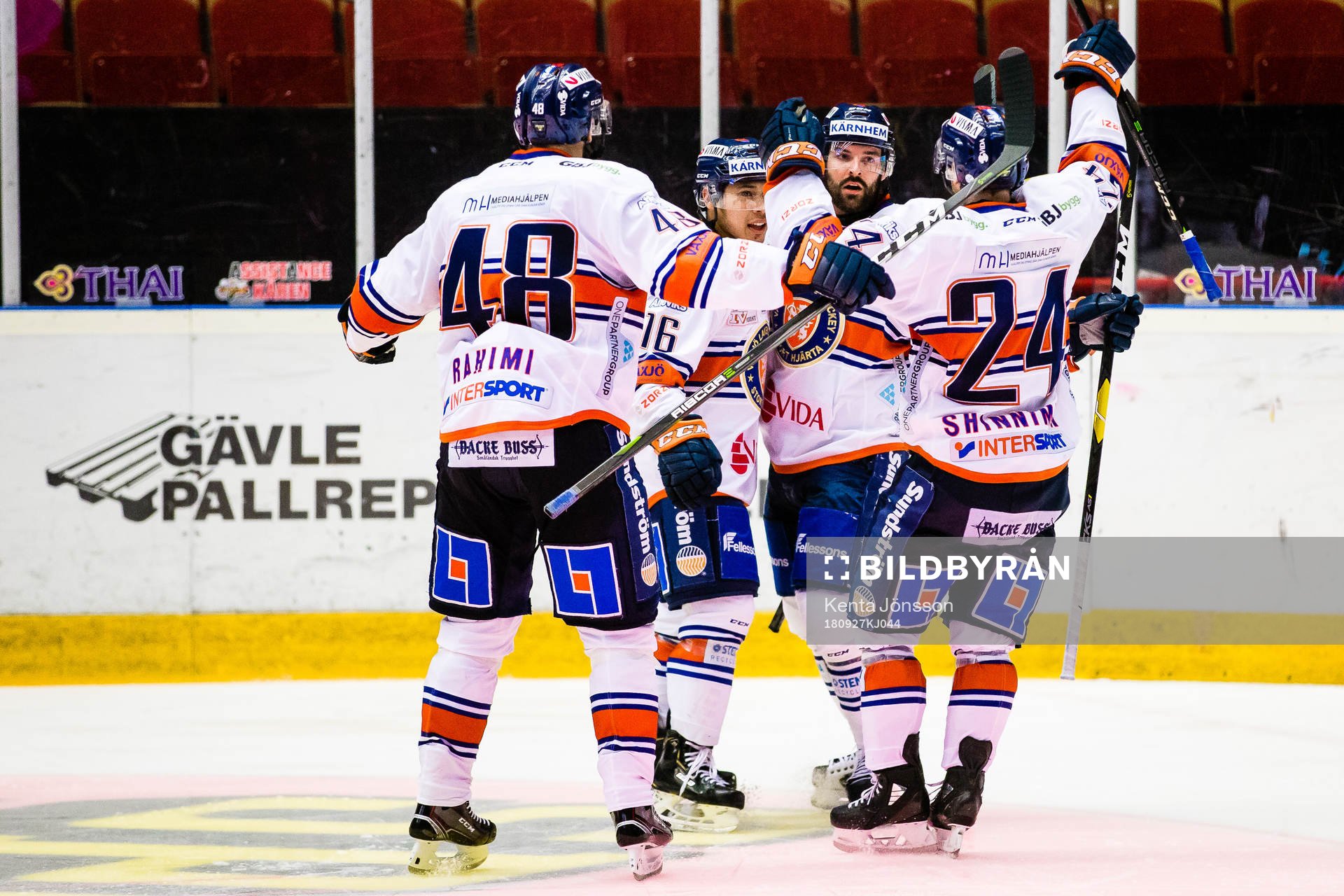 Växjös Linus Fröberg jublar med Austin Ortega , Brendan