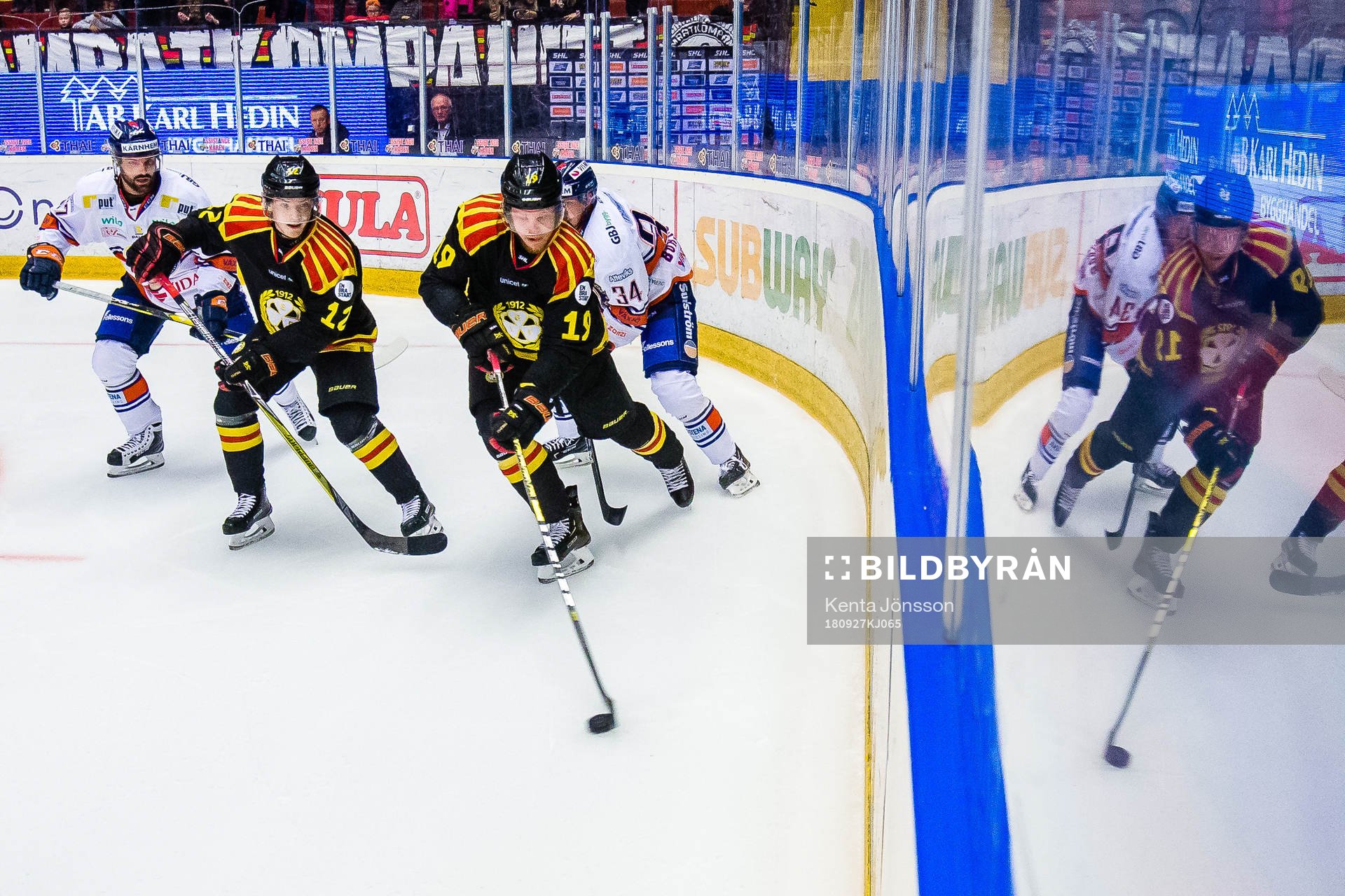 Brynäs Ludvig Nilsson och Joel Kellman i kamp om pucken