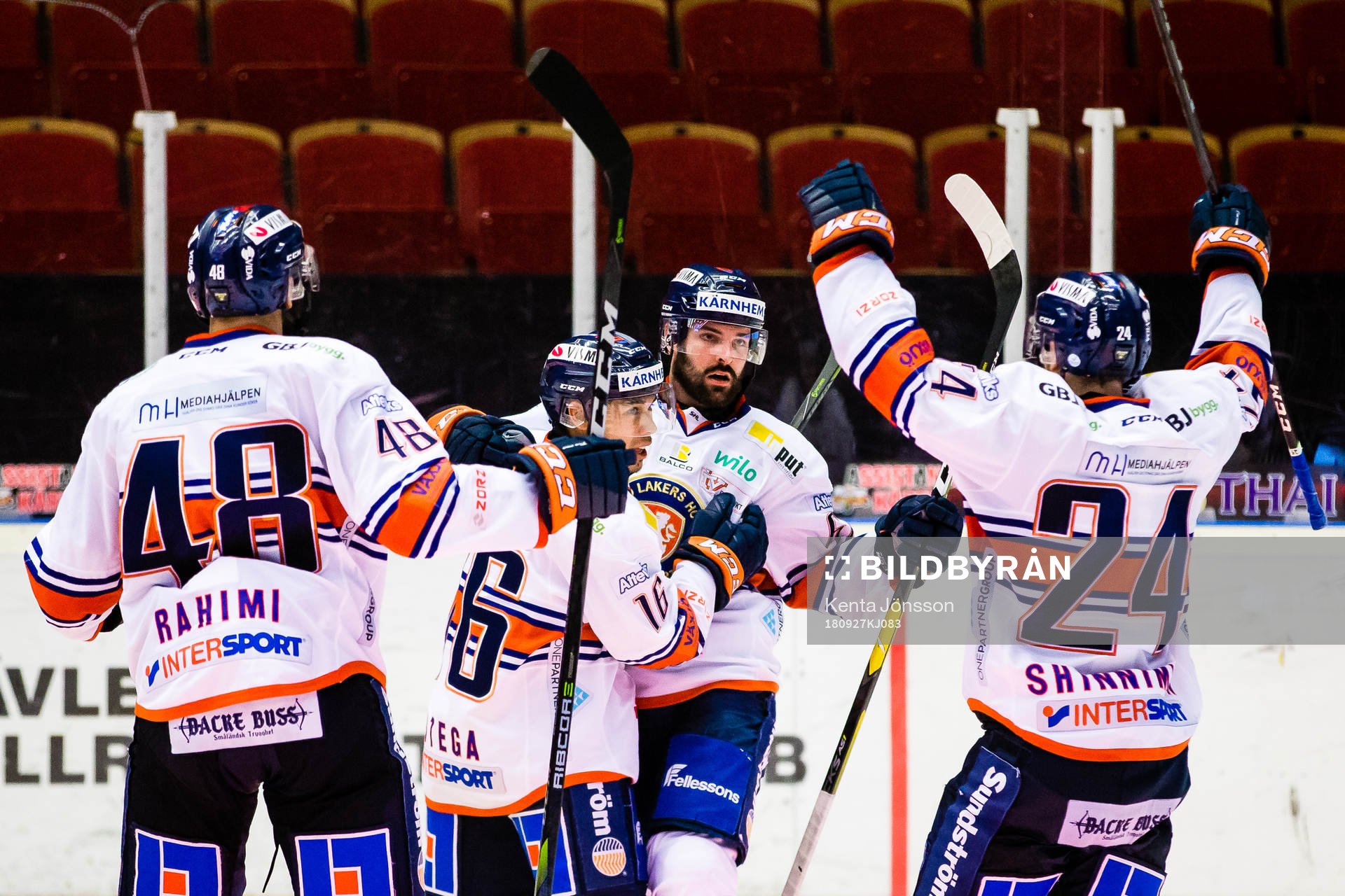 Växjös Linus Fröberg jublar med Austin Ortega , Brendan