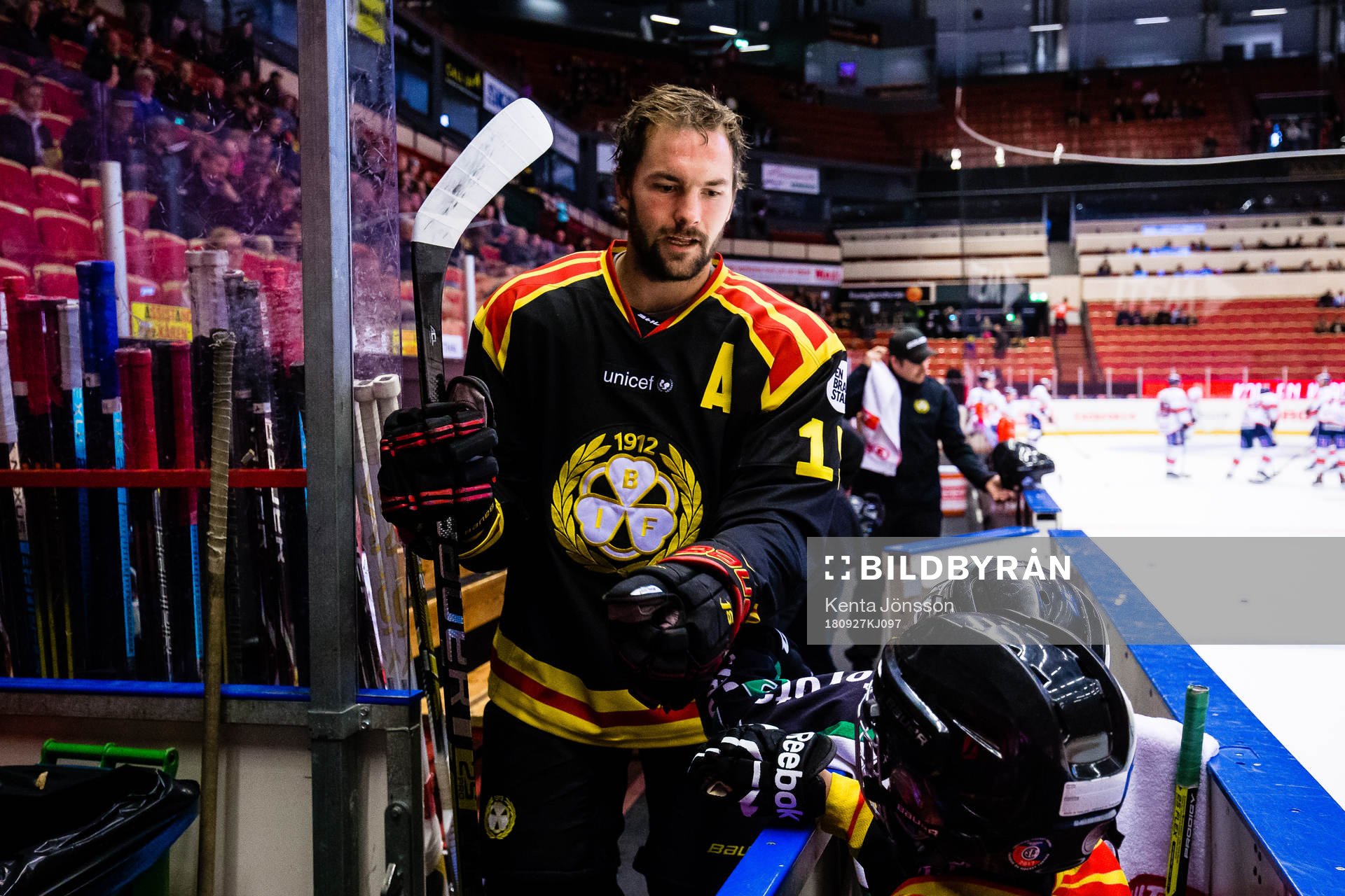 Brynäs Simon Bertilsson hälsar på ungdomar innan
