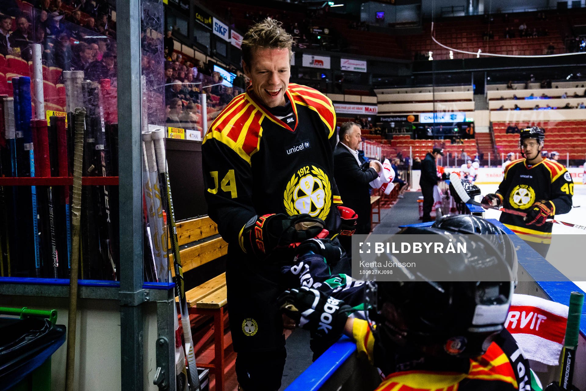 Brynäs Nicklas Danielsson hälsar på ungdomar innan