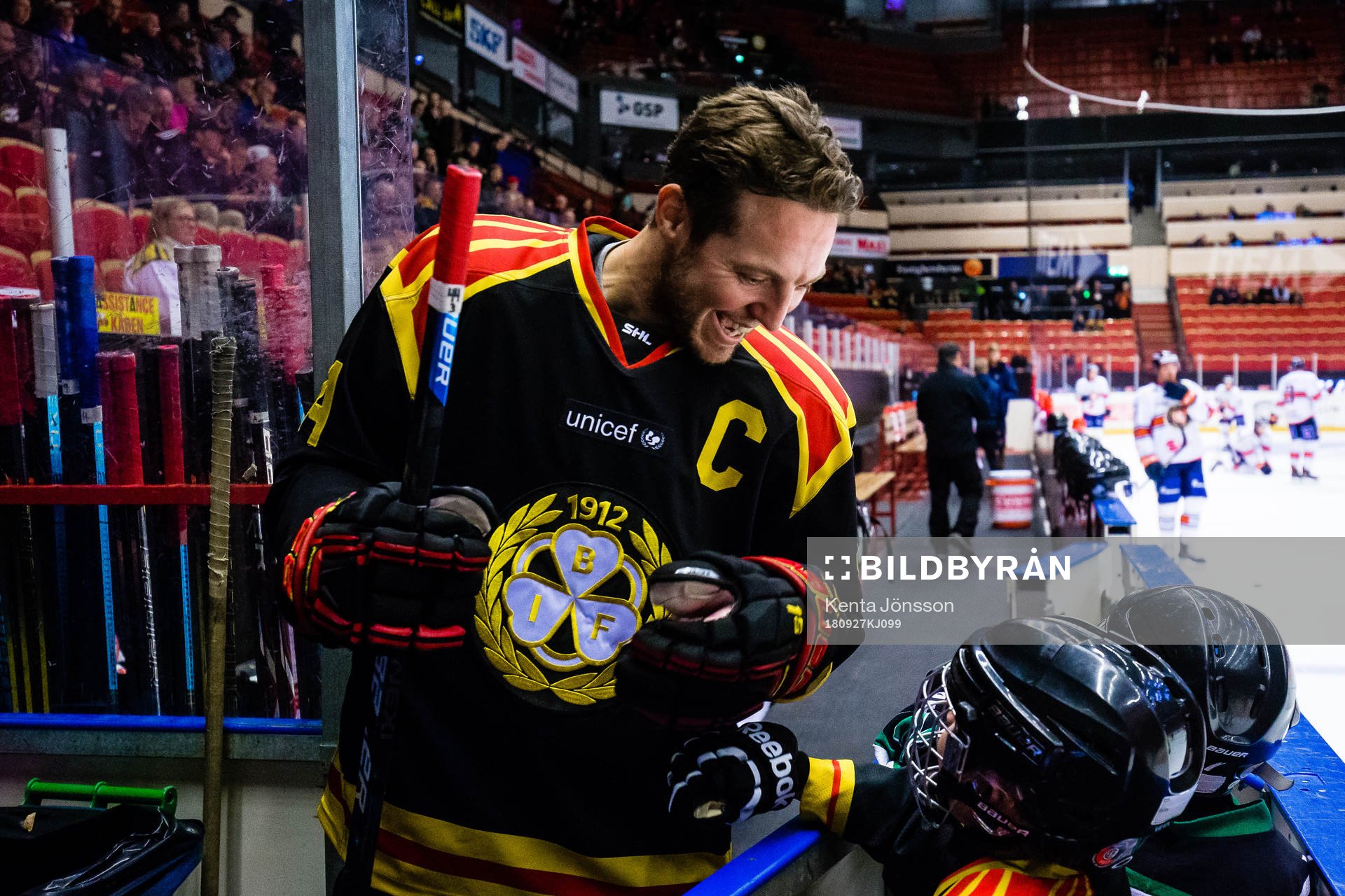 Brynäs Jacob Blomqvist hälsar på ungdomar innan