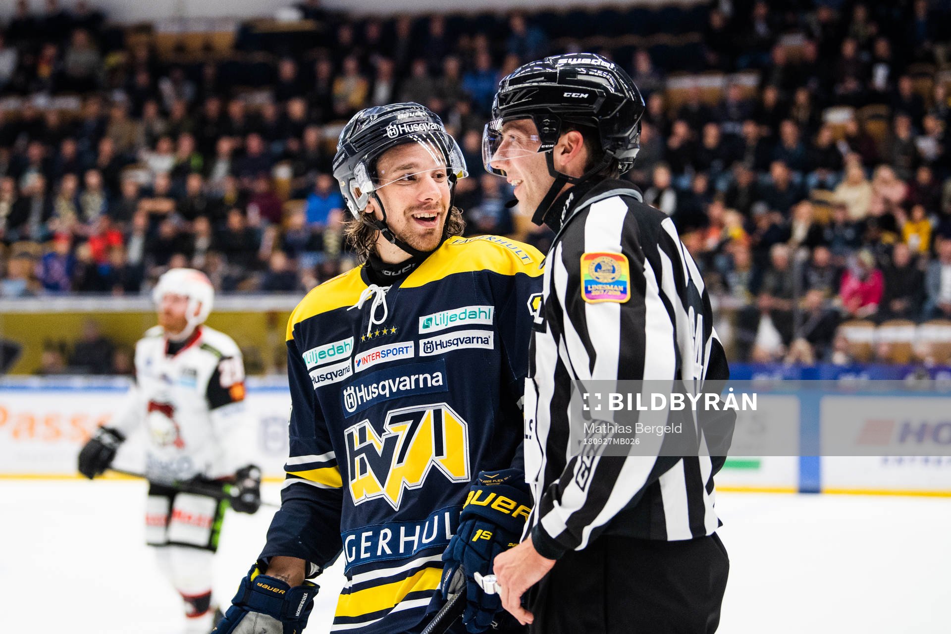s Andreas Thuresson diskuterar med assisterande domare